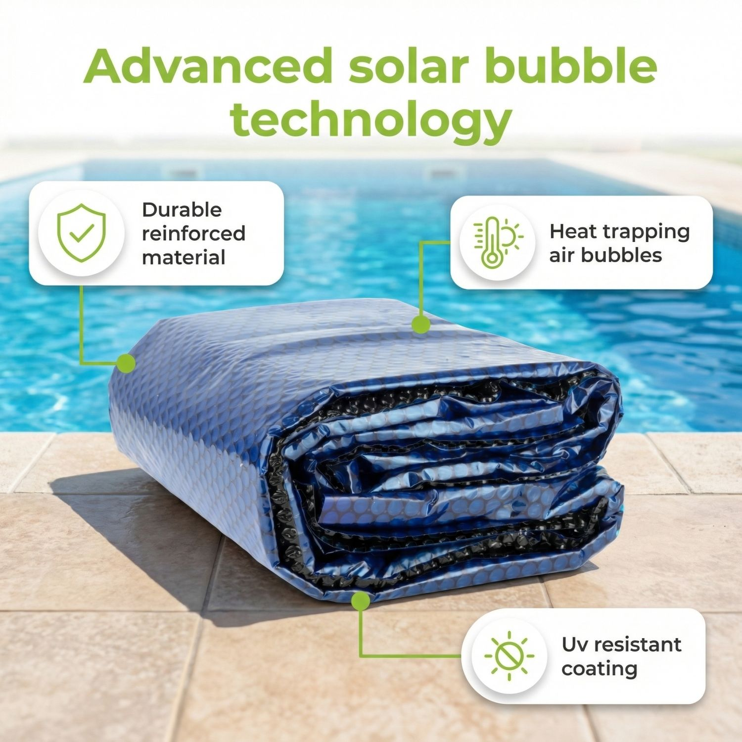 Een opgerold blauw solar zwembadafdekking met luchtbellen op een betegeld terras.