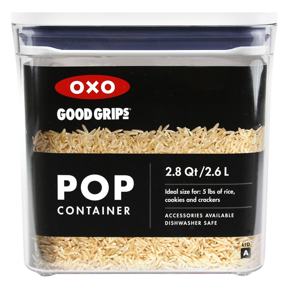Un contenitore OXO POP trasparente riempito di riso integrale e etichetta nera.