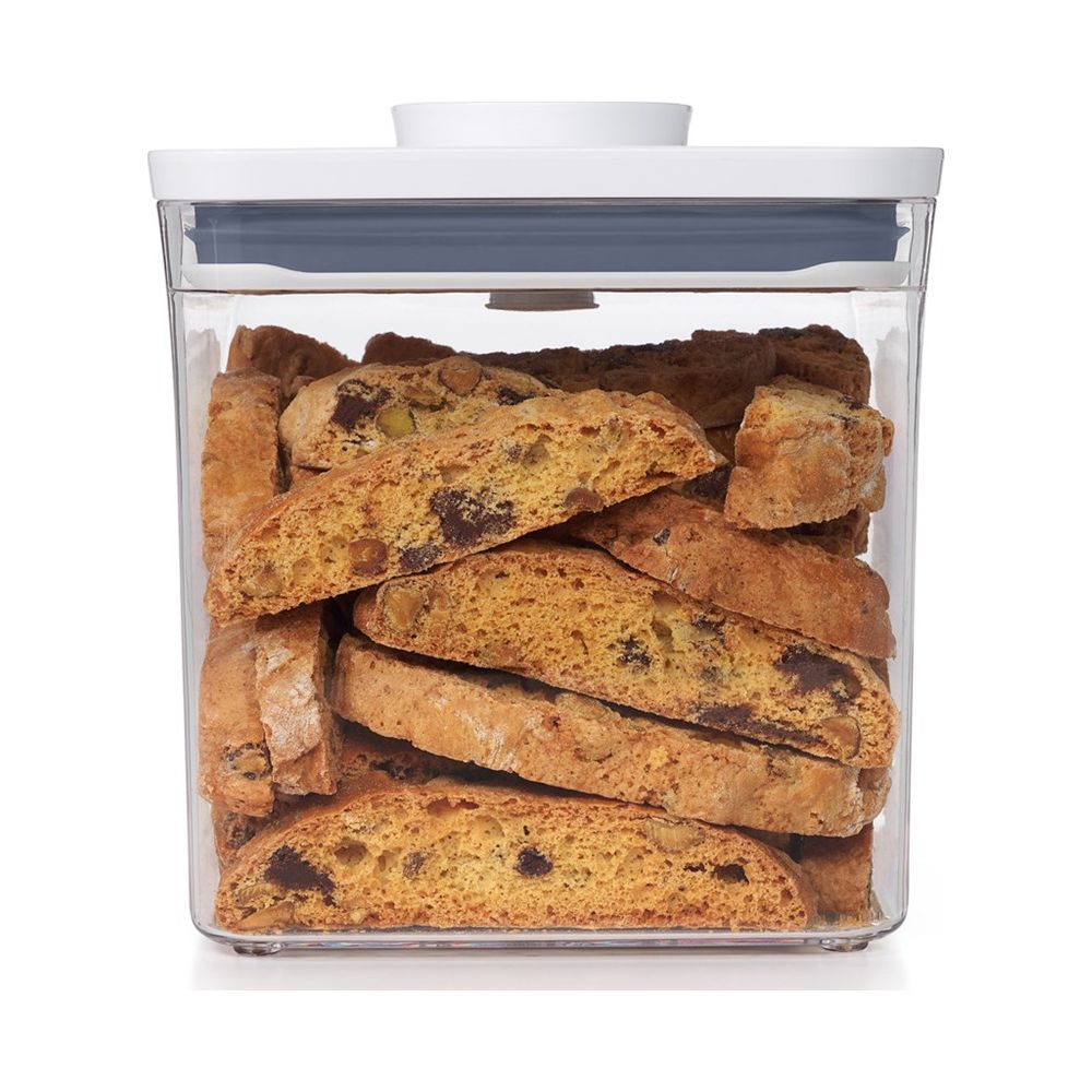 Un contenitore trasparente pieno di biscotti cantucci con gocce di cioccolato.