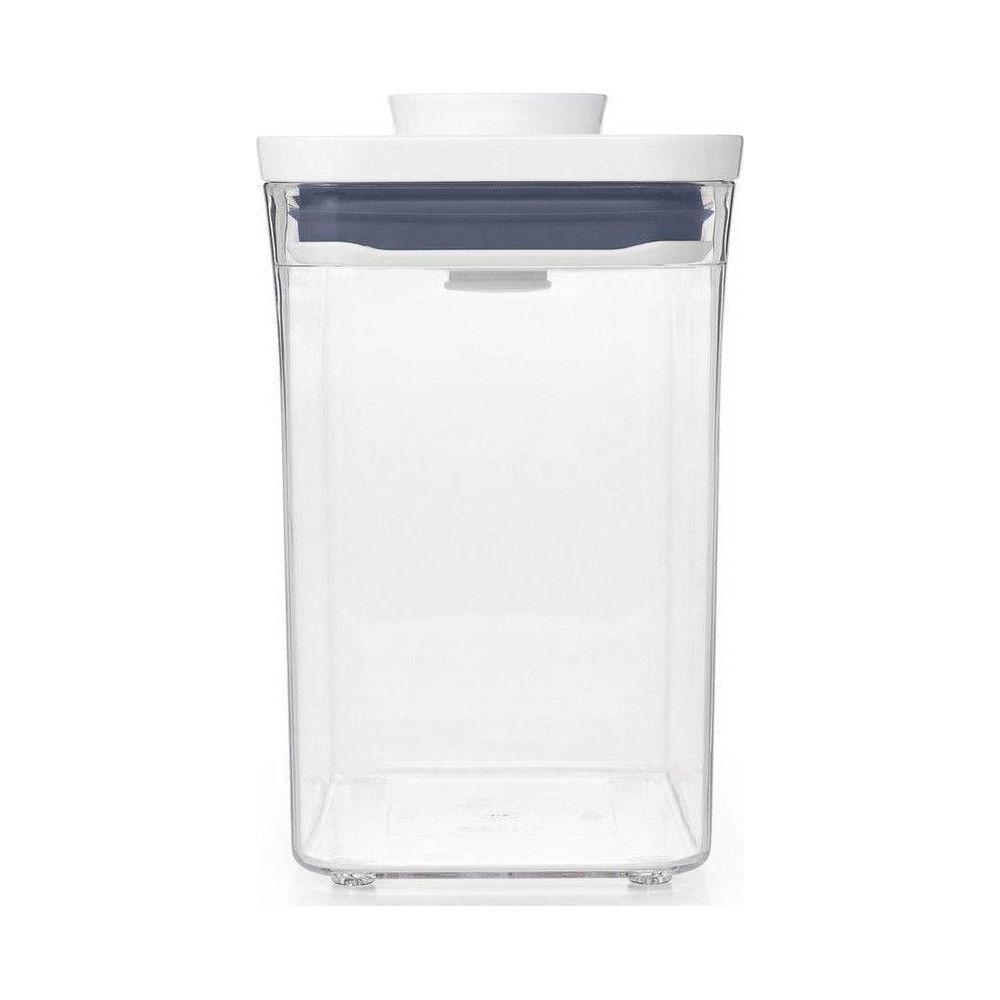 Un contenitore trasparente rettangolare per alimenti con coperchio bianco e accento blu.