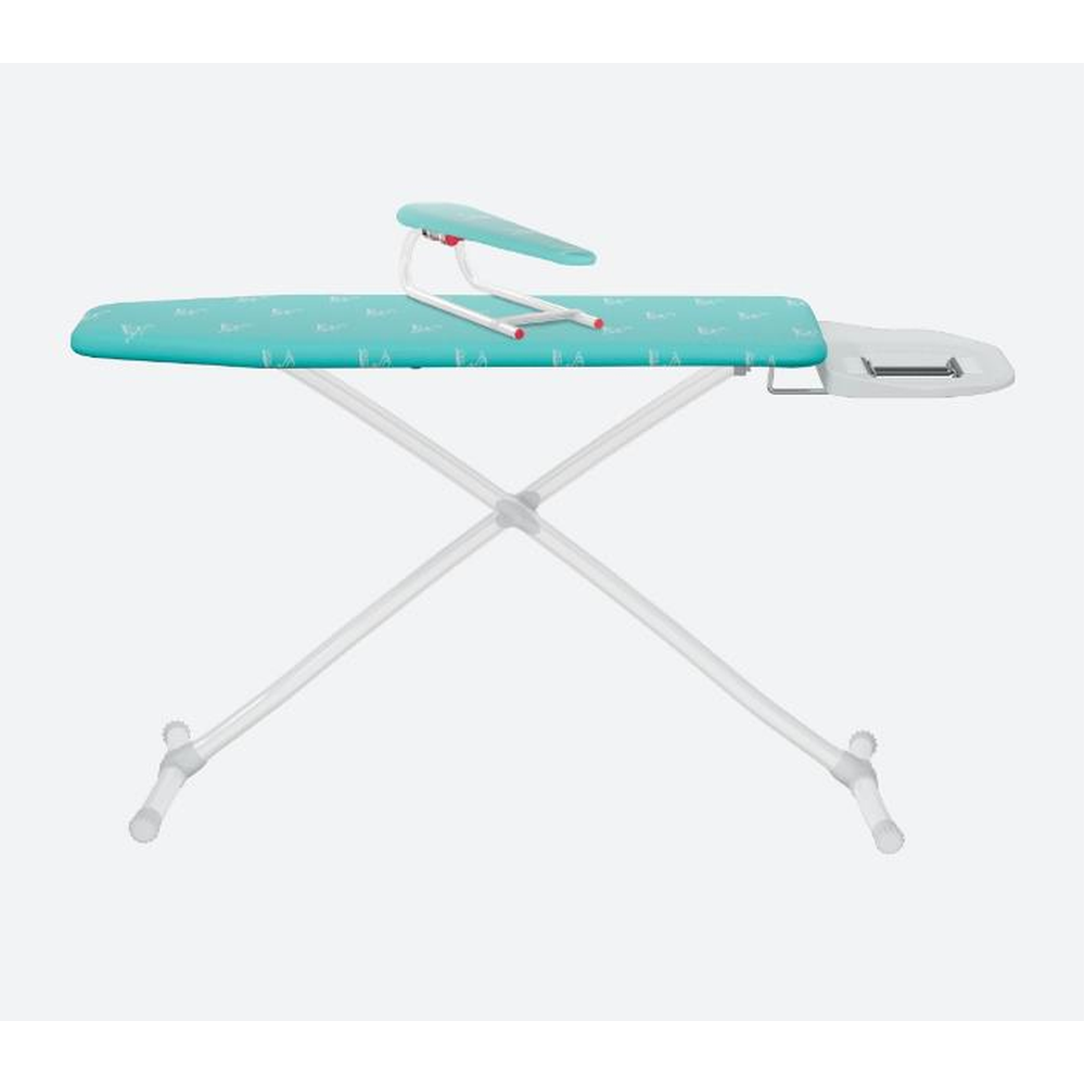Desenli turkuaz ütü masası, küçük kol tahtası ve metal ayaklı.