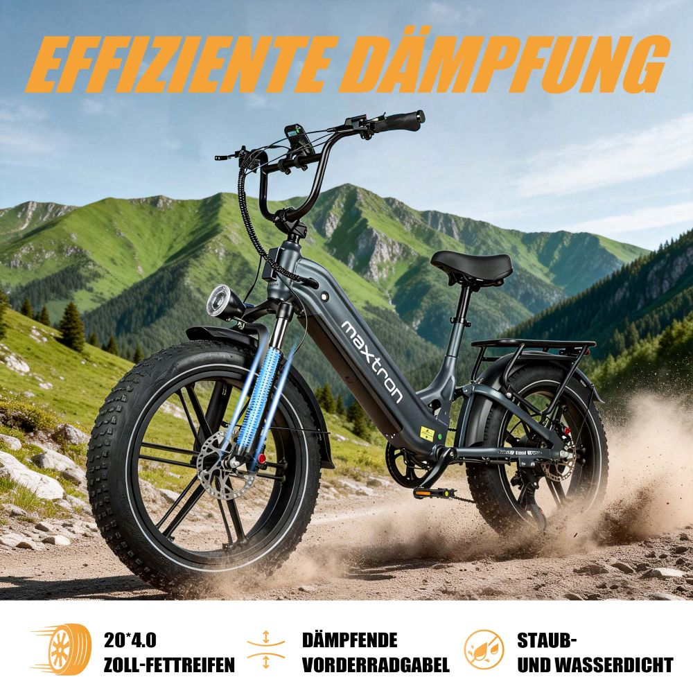 Una e-bike grigia percorre un sentiero montano polveroso con colline verdi.