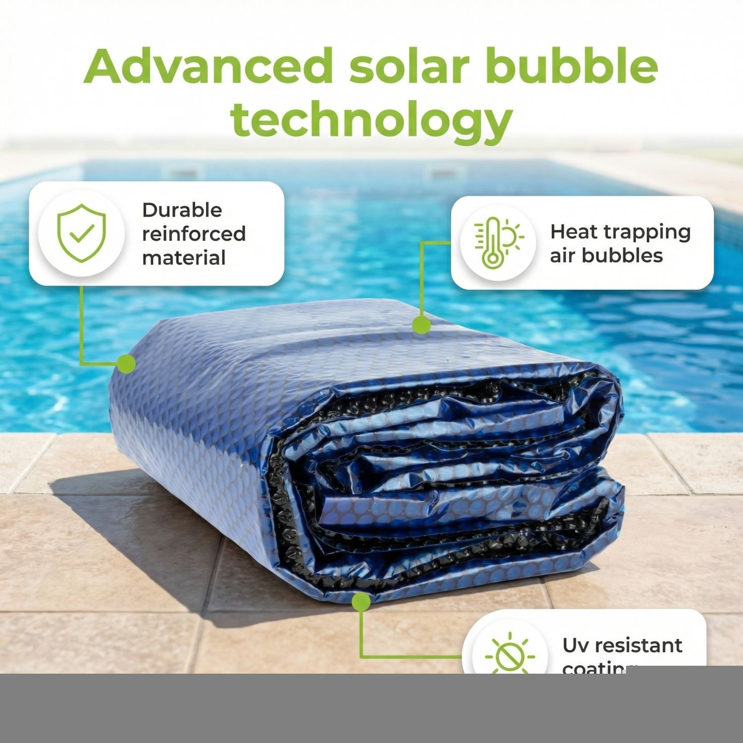 Een opgerolde solar afdekking met bubbelstructuur ligt op de zwembadrand.