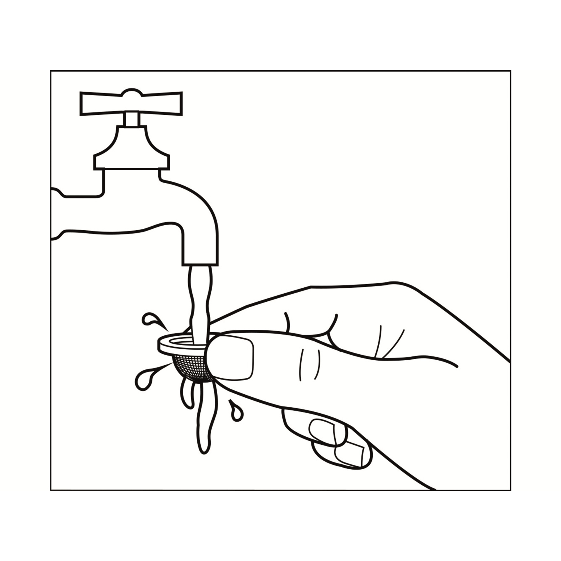 Un rubinetto gocciola acqua in un piccolo colino tenuto da una mano.