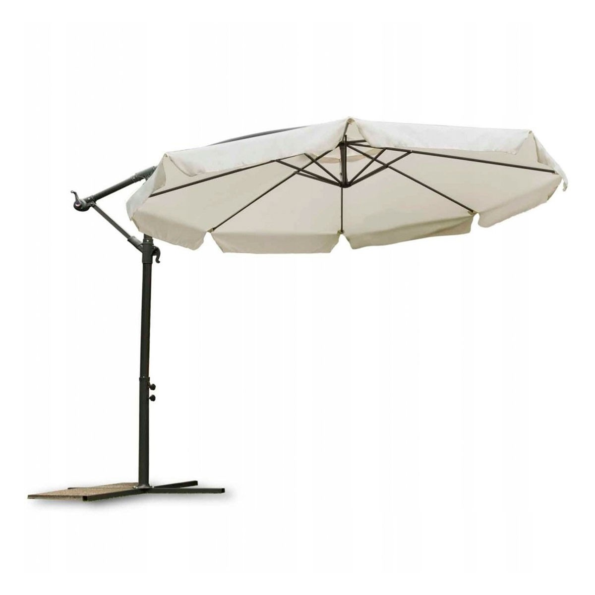 Un ombrellone a sbalzo beige con supporto in metallo e base in legno su sfondo bianco.