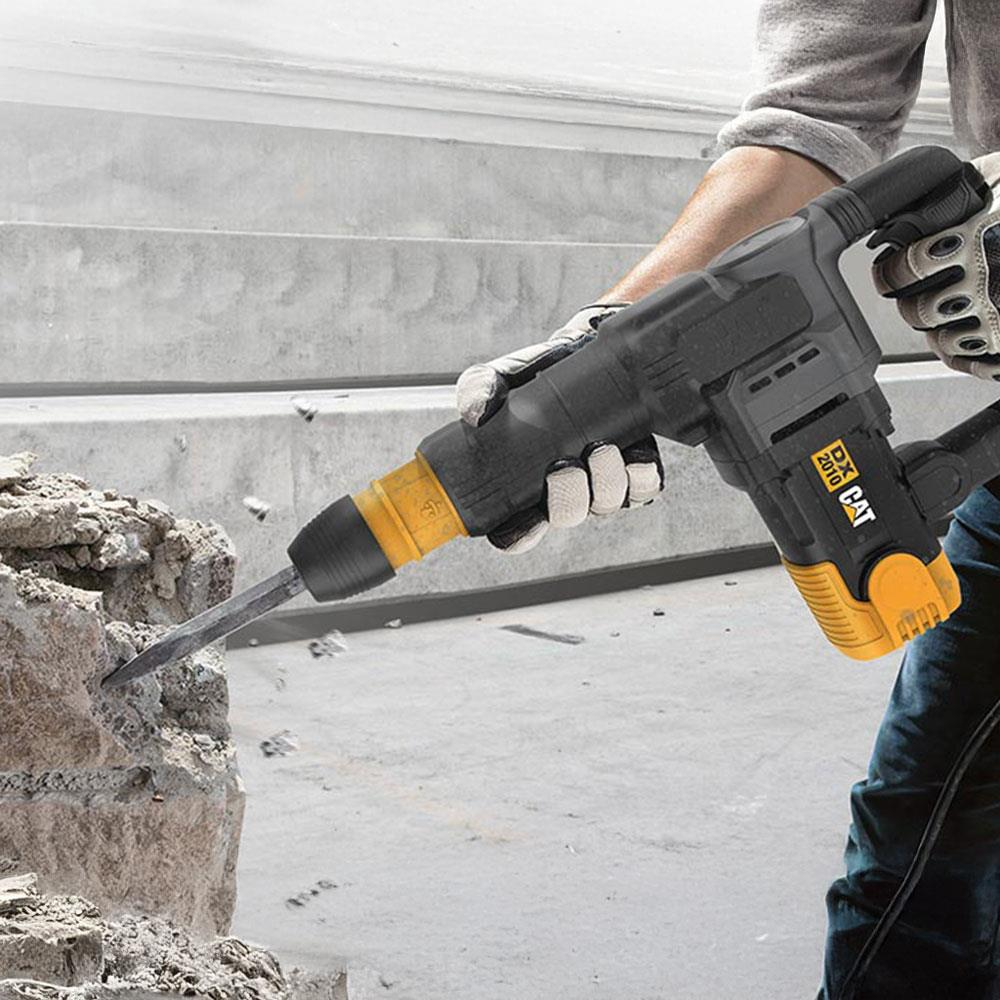 Beton basamaklarda taş kıran balyoz kullanan kişi.