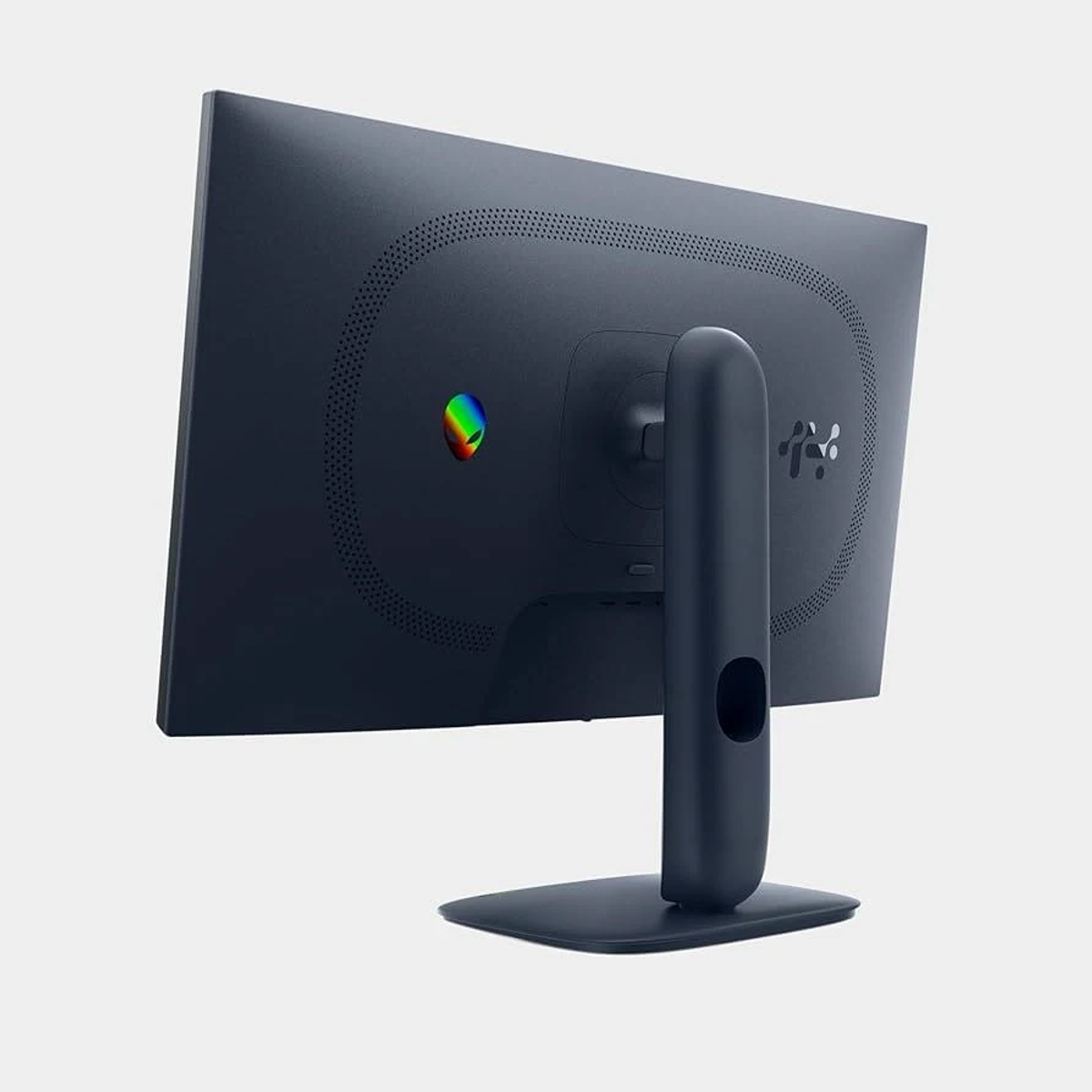 Parte trasera de un monitor negro con logo alienígena arcoíris y orificios de ventilación.