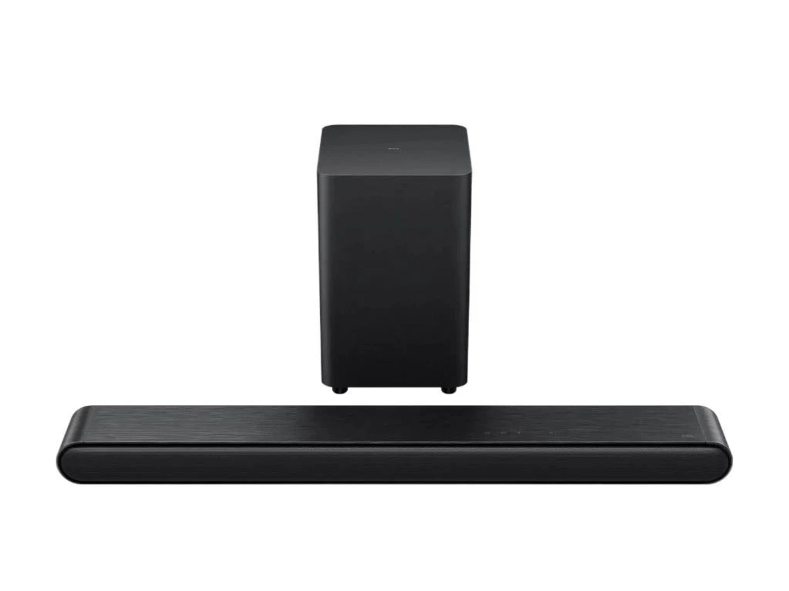 Una barra de sonido y un subwoofer negros se colocan uno al lado del otro sobre fondo blanco.
