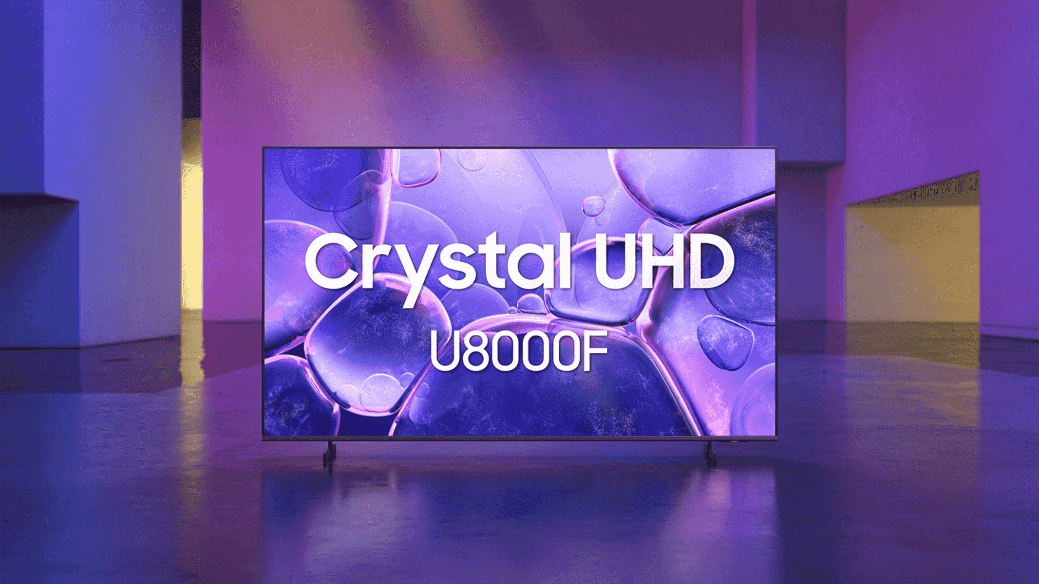 Un televisor moderno muestra esferas púrpuras abstractas. Texto: 'Crystal UHD U8000F'.