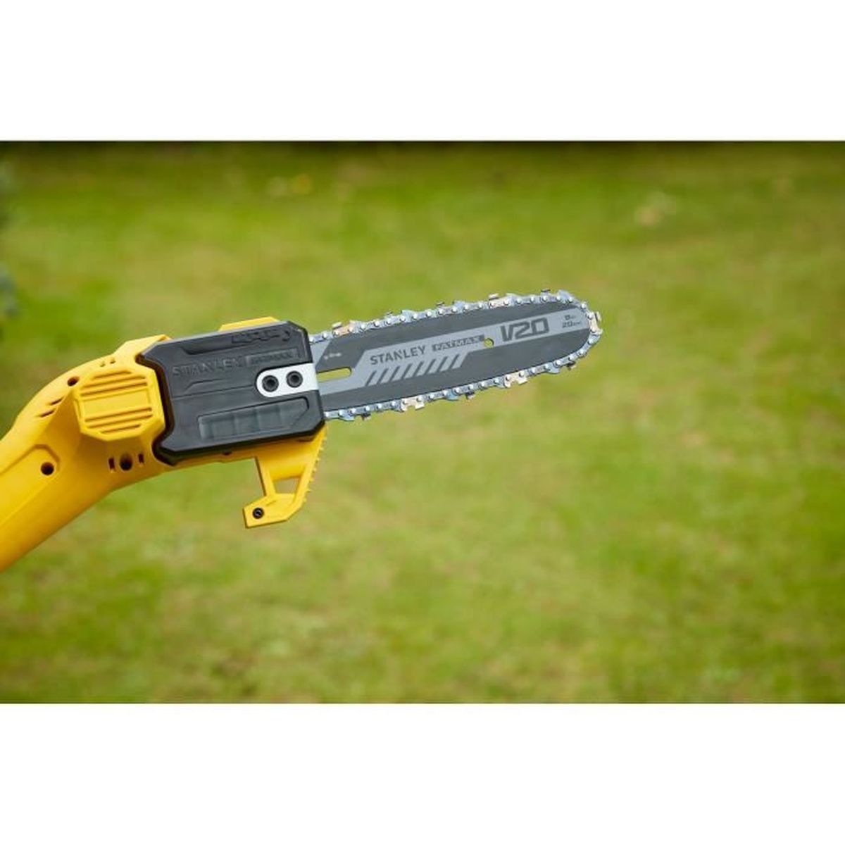 Un manico di motosega a batteria giallo con catena nera e scritta 120V.