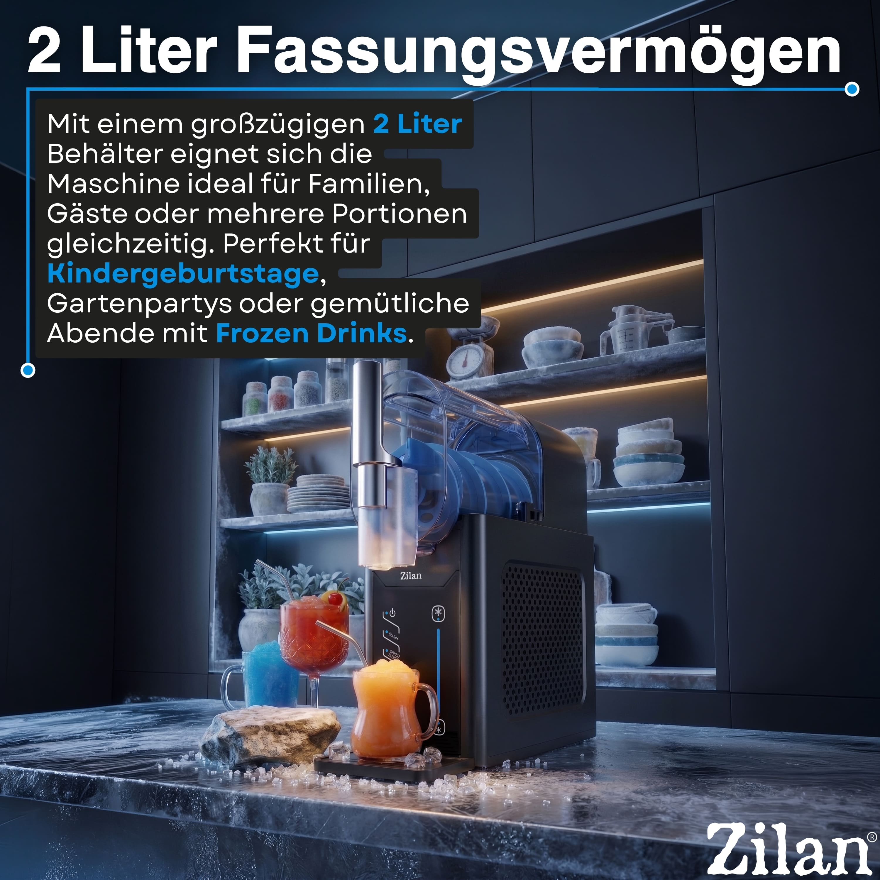 Ein schwarzer Slush-Maker mit zwei fertigen Getränken und Eiswürfeln auf einer Marmorplatte.