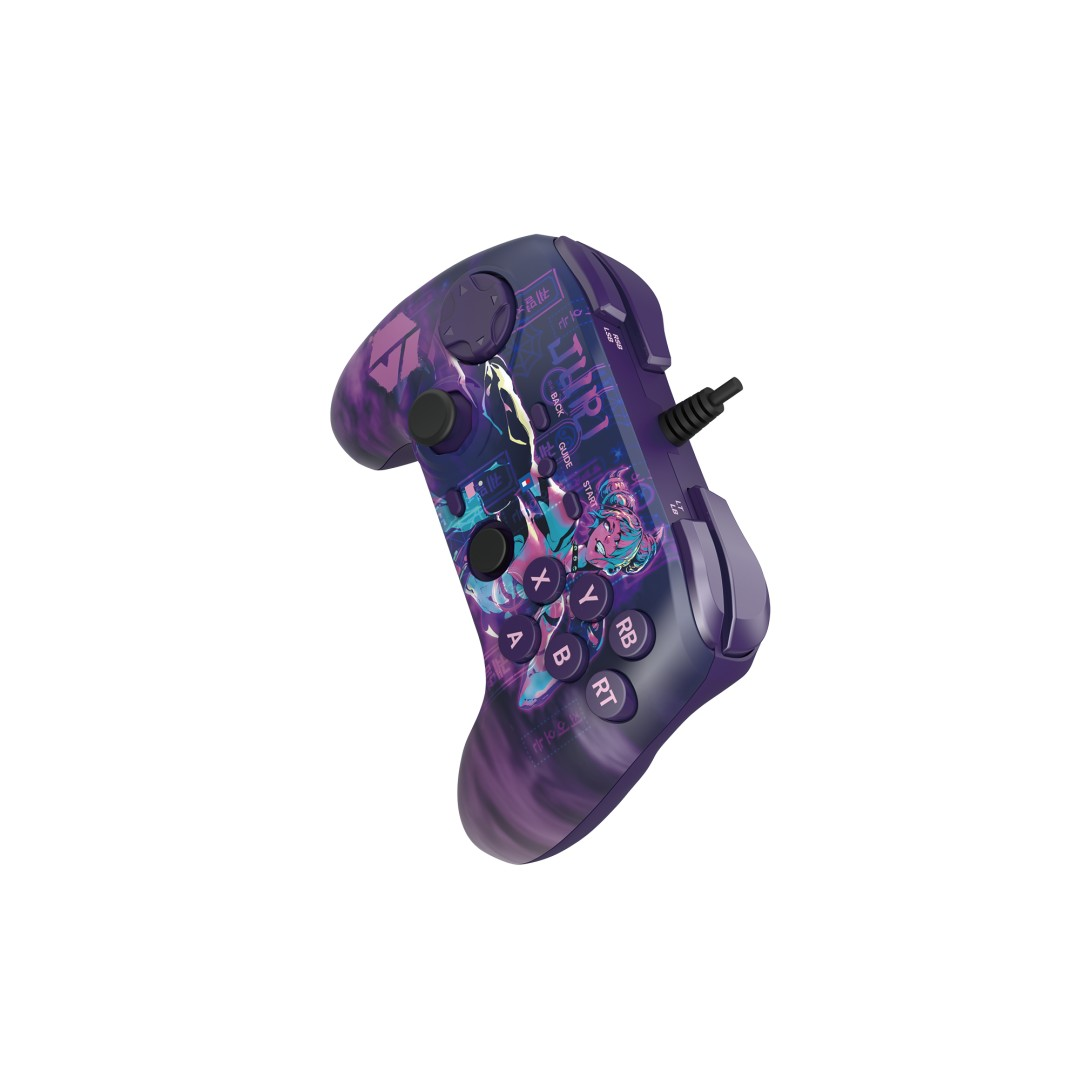 Fioletowy kontroler z grafiką anime, widocznymi przyciskami i joystickami.