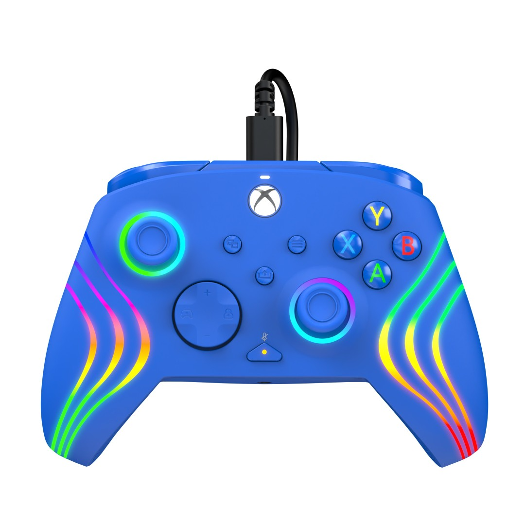 Niebieski kontroler Xbox z podświetleniem tęczy i kablem.