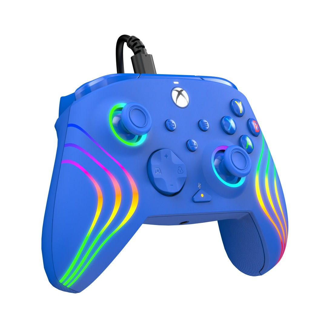 Niebieski kontroler Xbox z kolorowymi akcentami LED i czarnym kablem.
