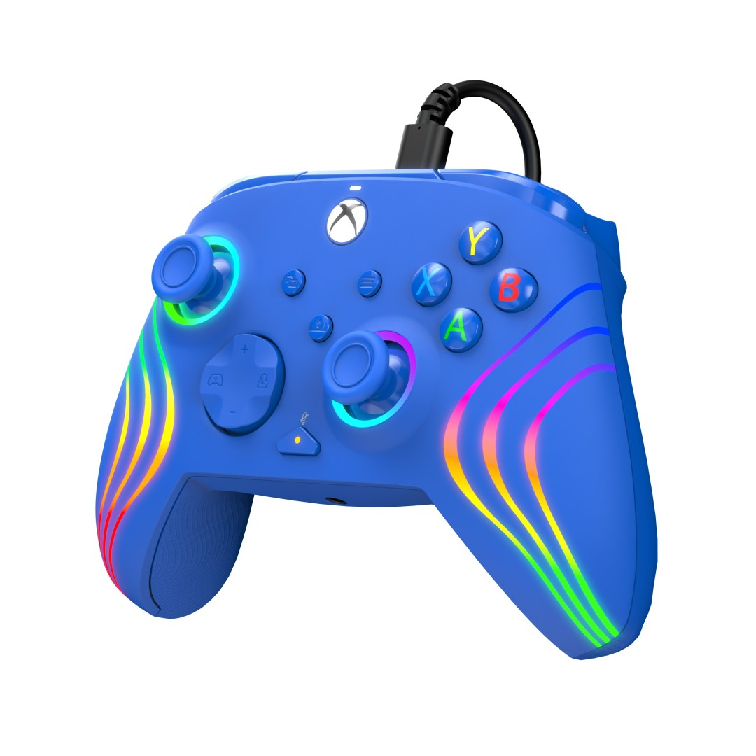 Niebieski kontroler Xbox z kolorowymi światłami, czarnym kablem i przyciskami.