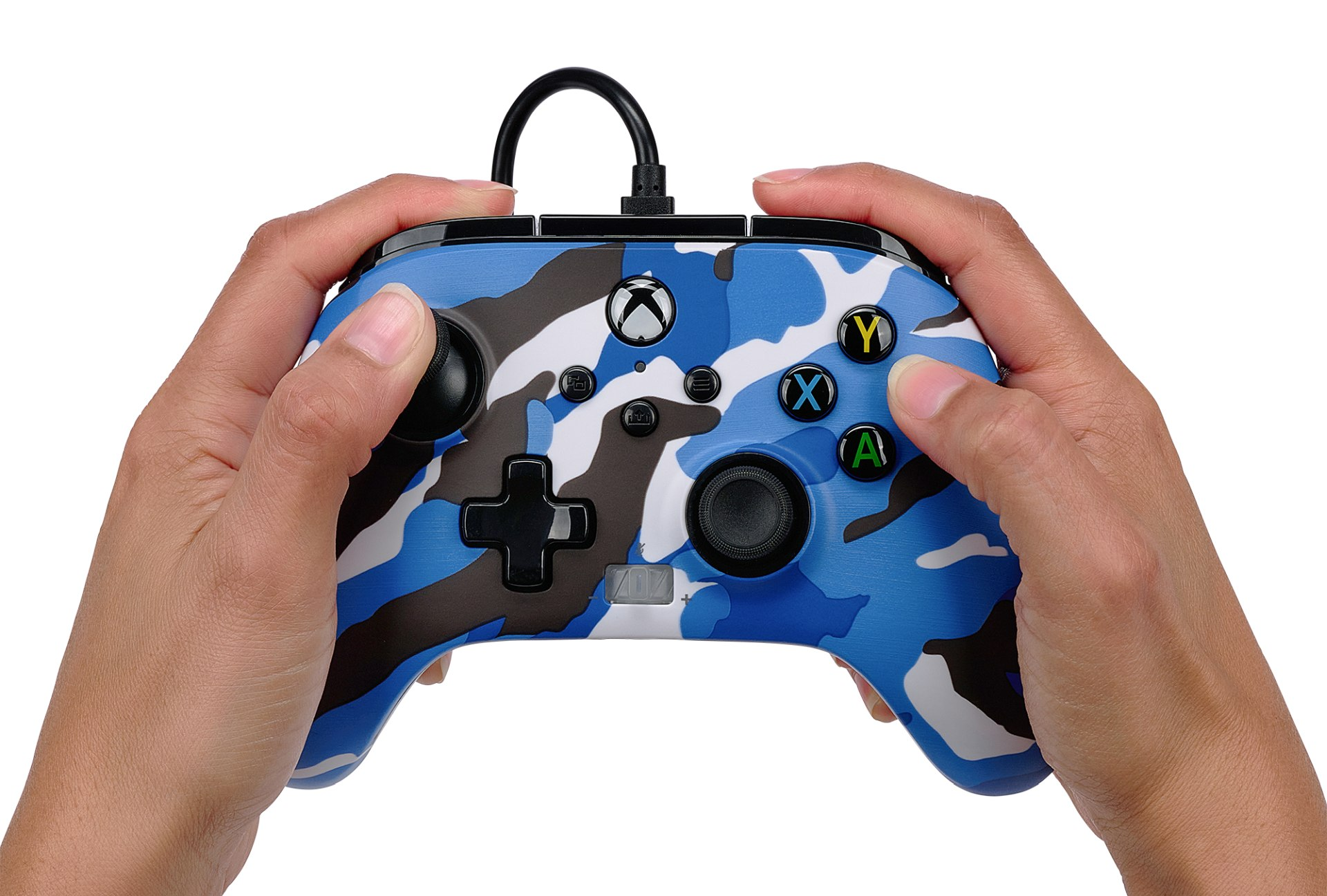Dłonie trzymające niebieski kontroler Xbox w kamuflażu z czarnym kablem.