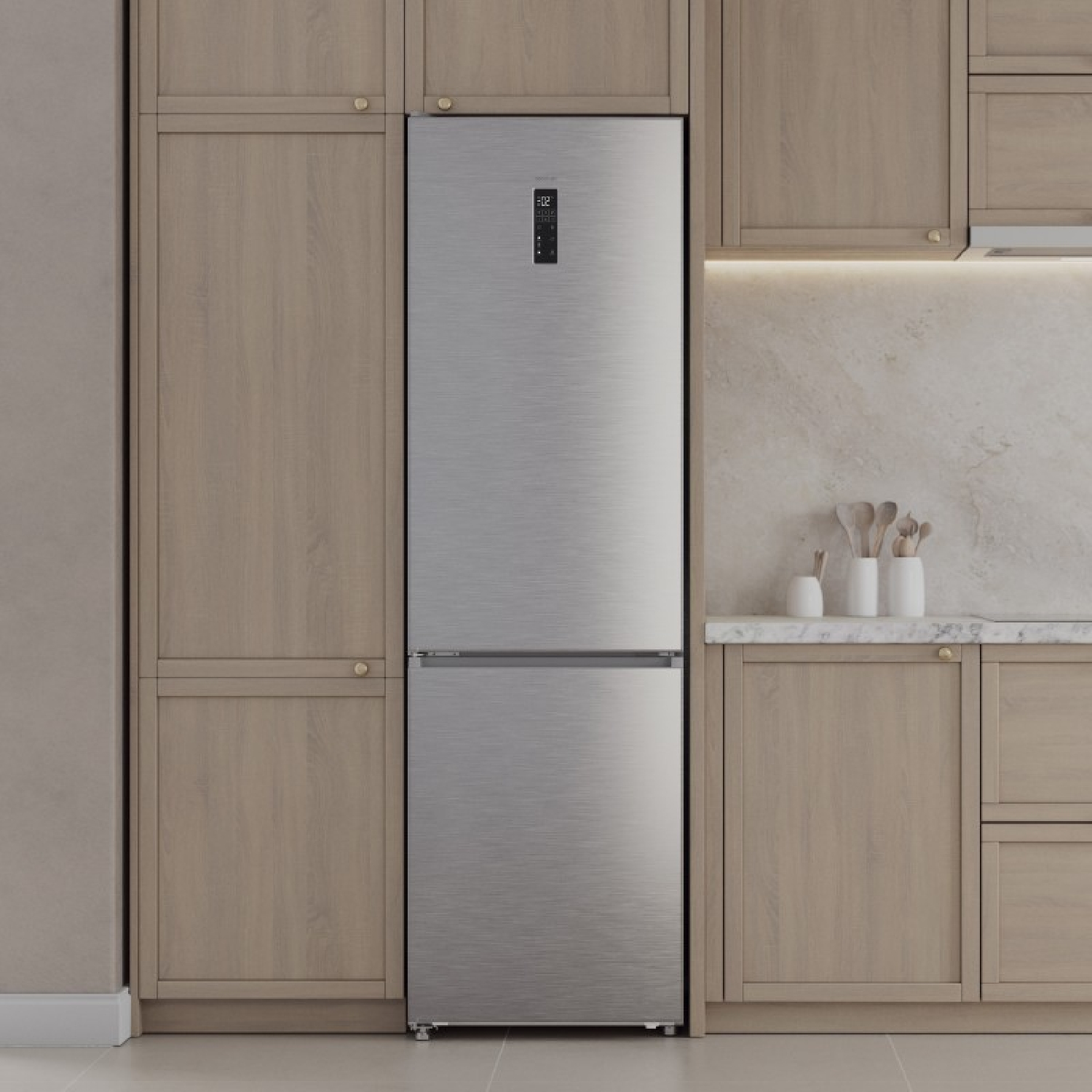 Un refrigerador independiente de acero inoxidable se encuentra entre gabinetes de madera en una cocina.