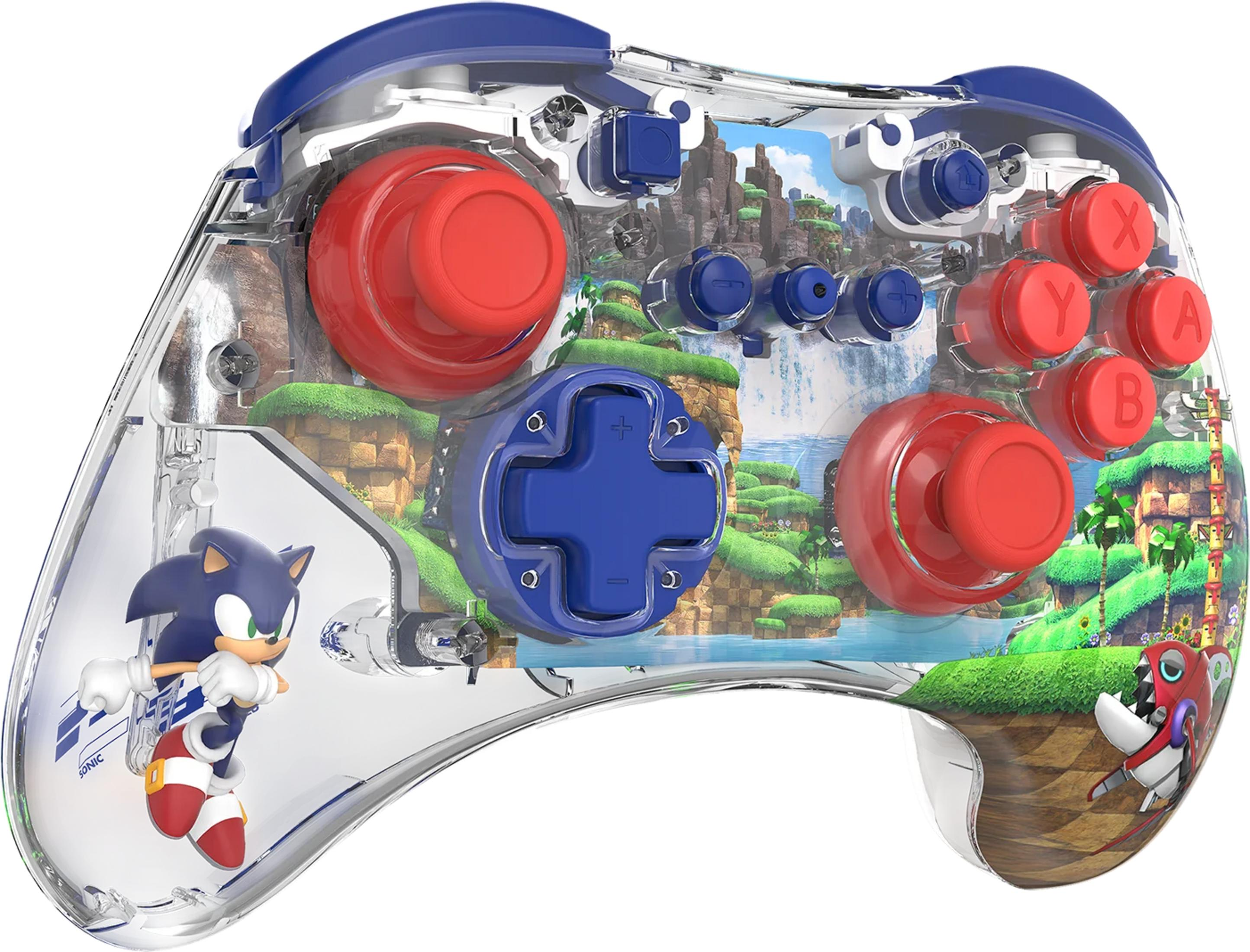 Ein durchsichtiger Controller mit Sonic-Motiv, roten Joysticks und blauen Tasten.
