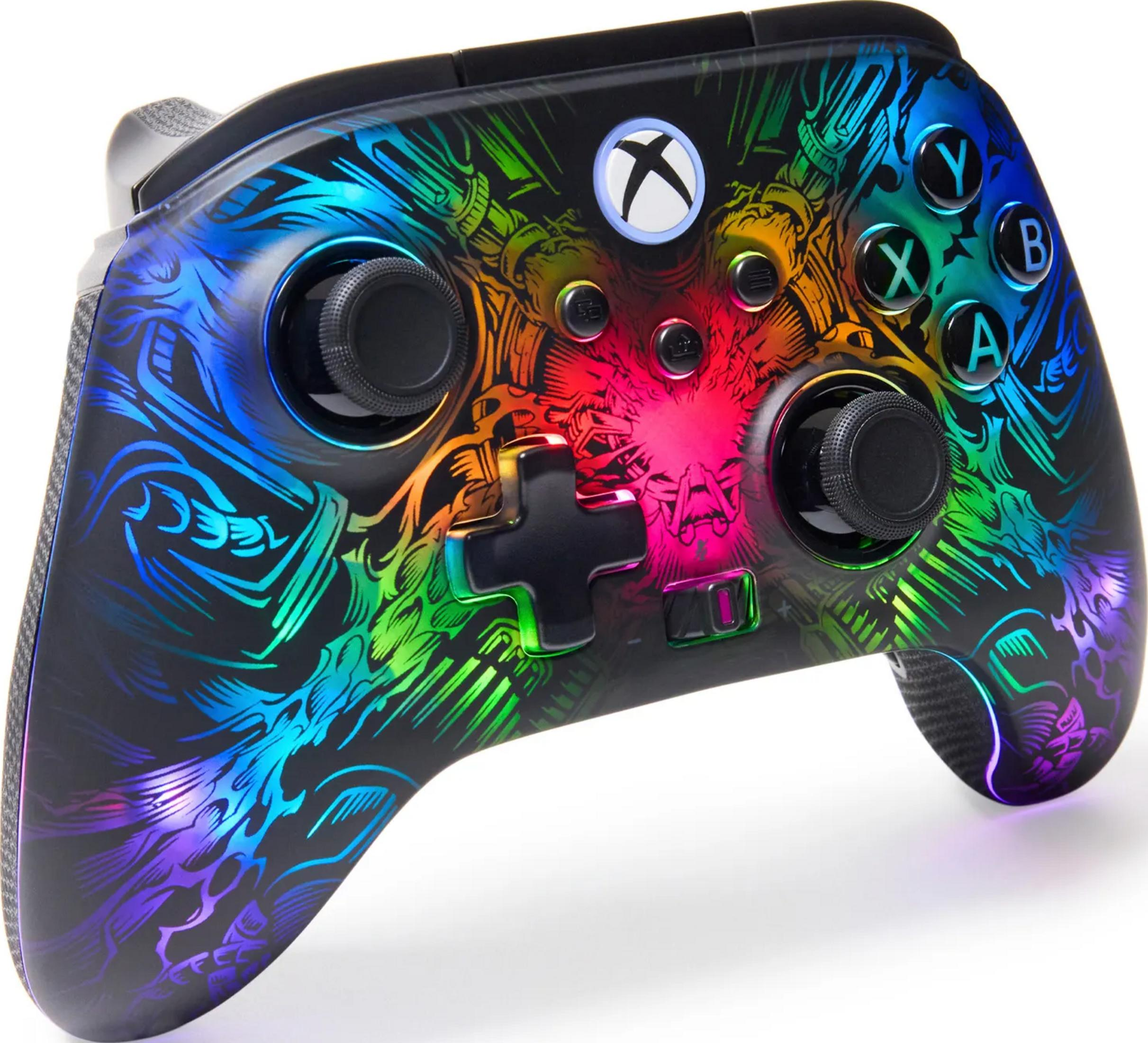 Czarny kontroler Xbox z kolorowym wzorem plemiennym i podświetlanymi przyciskami.