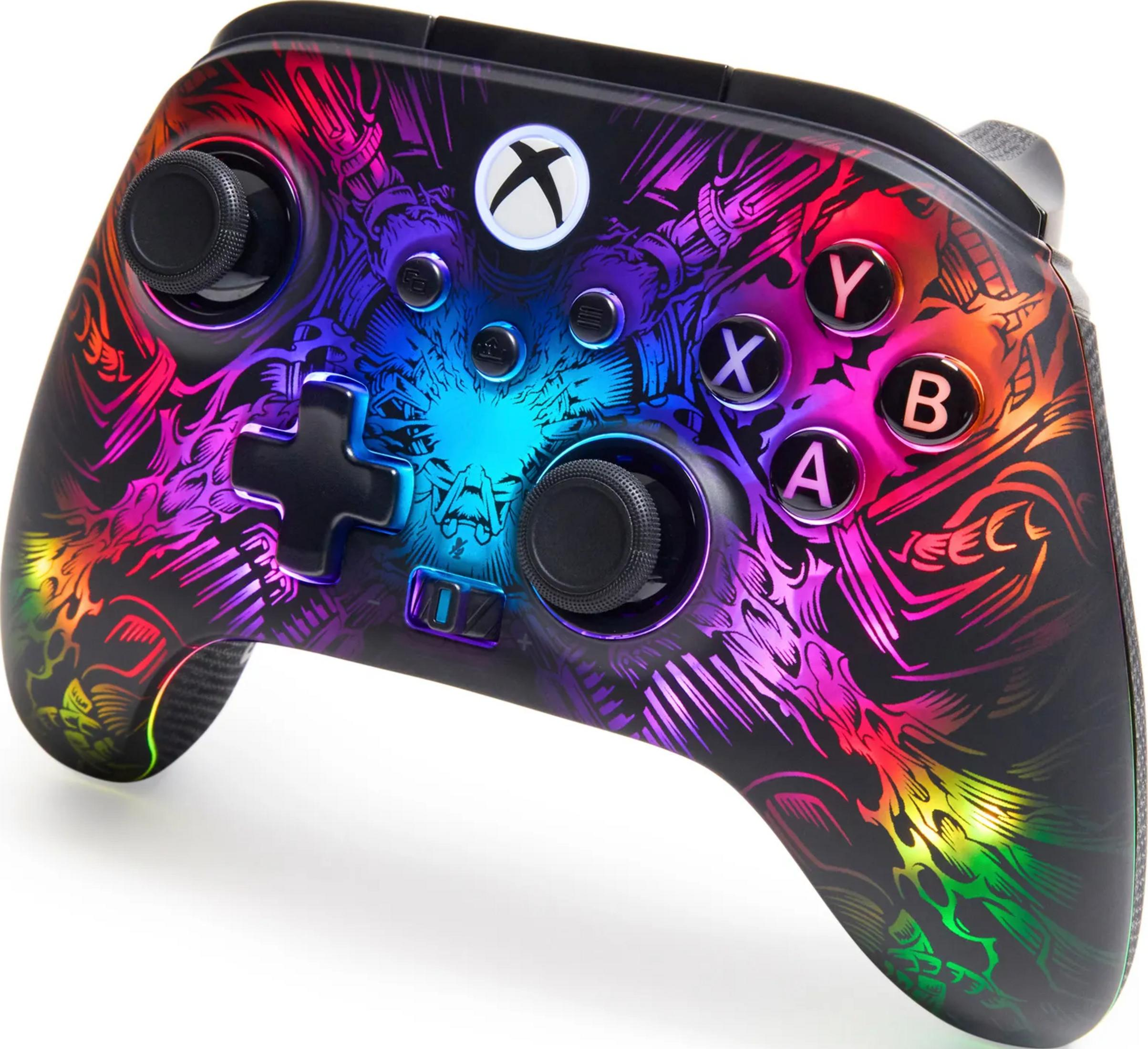 Czarny kontroler Xbox z kolorowym wzorem, leżący na białym tle.