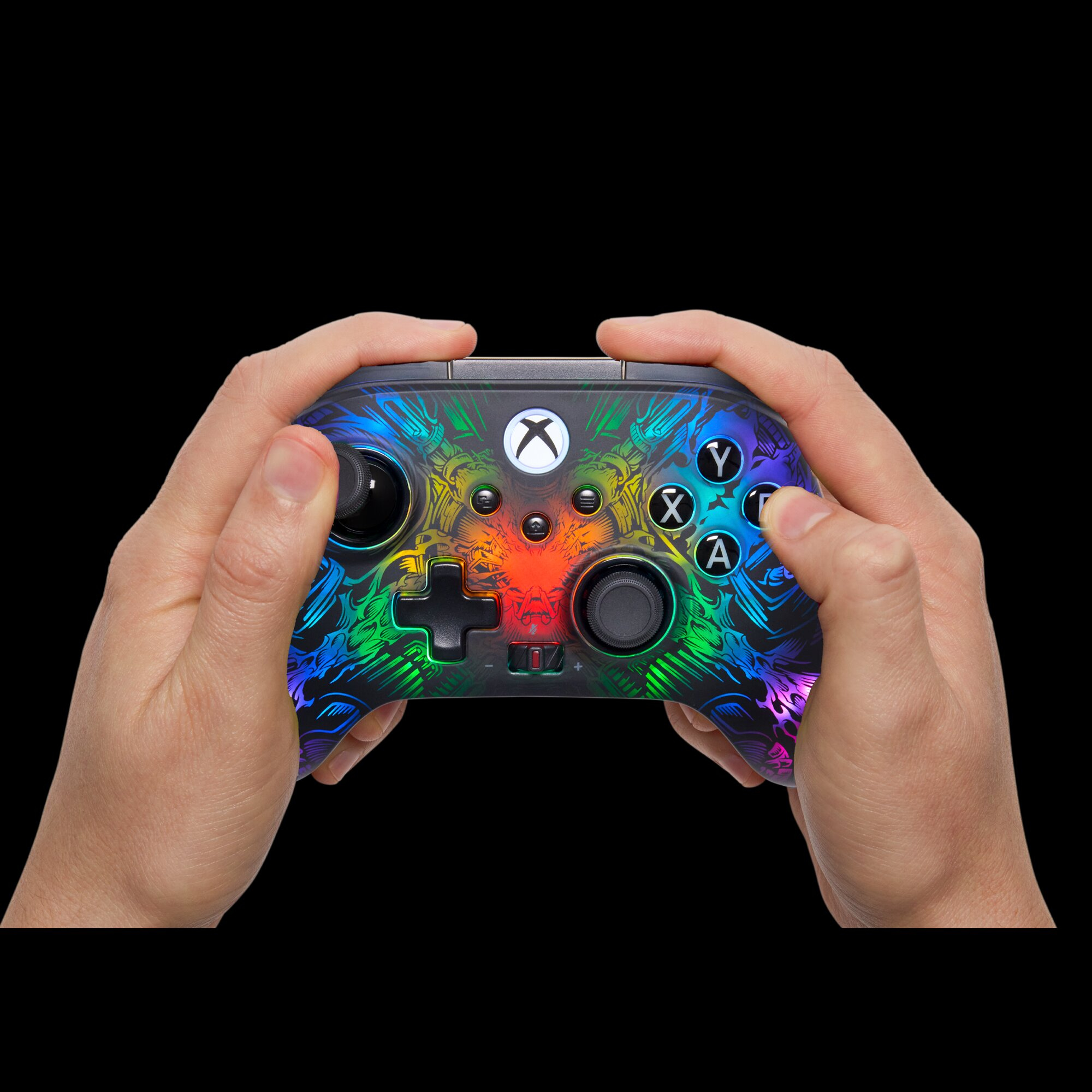Dlonie trzymajace kontroler Xbox z kolorowym, ognistym wzorem.