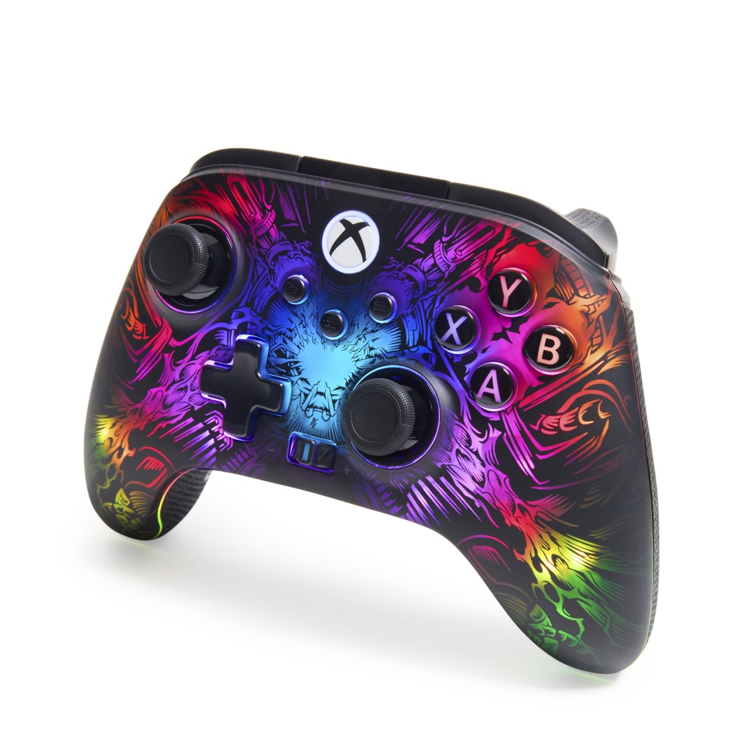 Kontroler Xbox z kolorowym, abstrakcyjnym wzorem na czarnym tle.