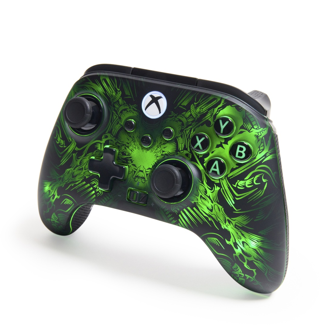 Czarny kontroler Xbox z zielonym wzorem przypominającym kości, zbliżenie.