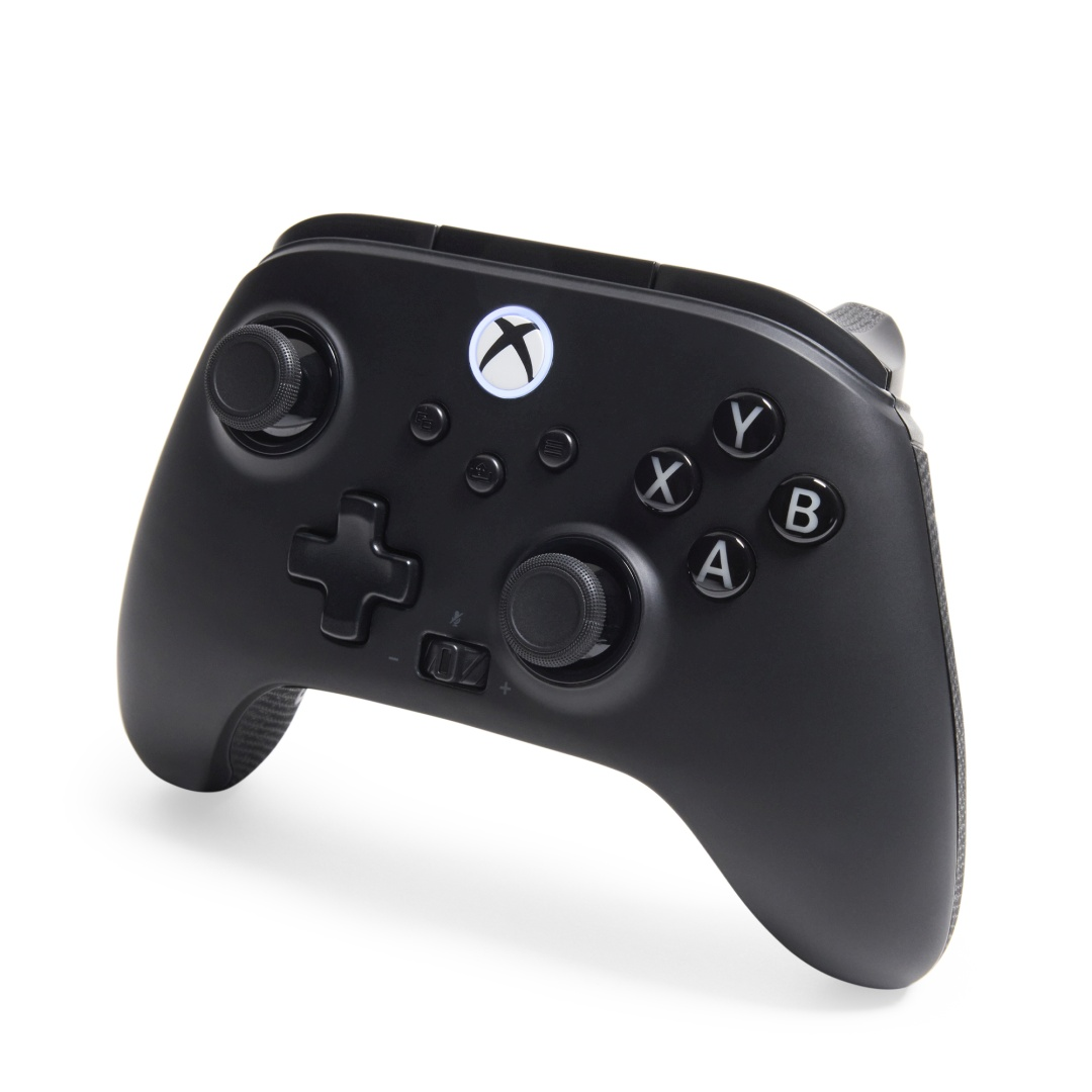 Czarny kontroler Xbox z podświetlanym przyciskiem X, D-padem, analogowymi drążkami i przyciskami.