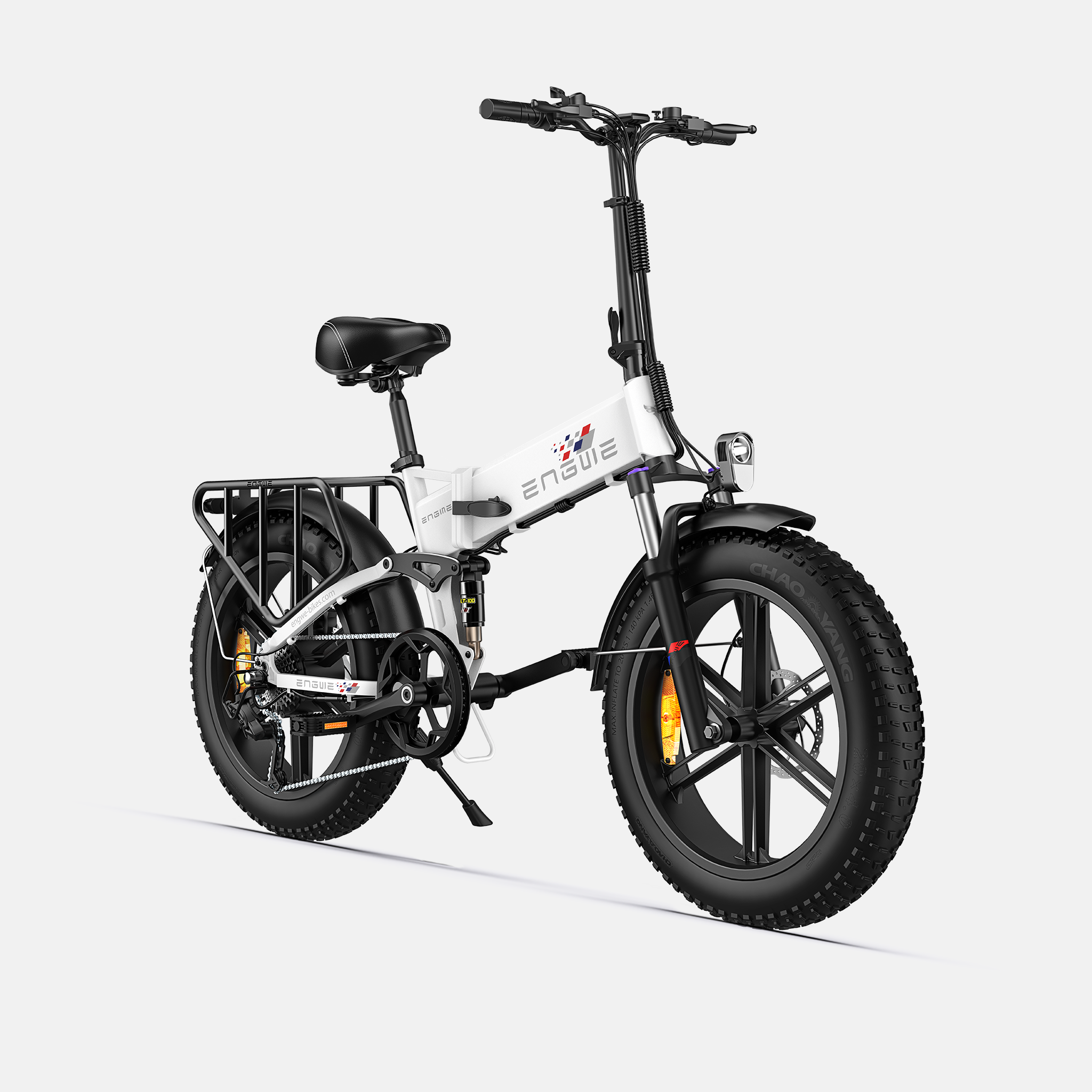 Una bicicleta eléctrica plegable blanca con ruedas anchas, portaequipajes y faro.