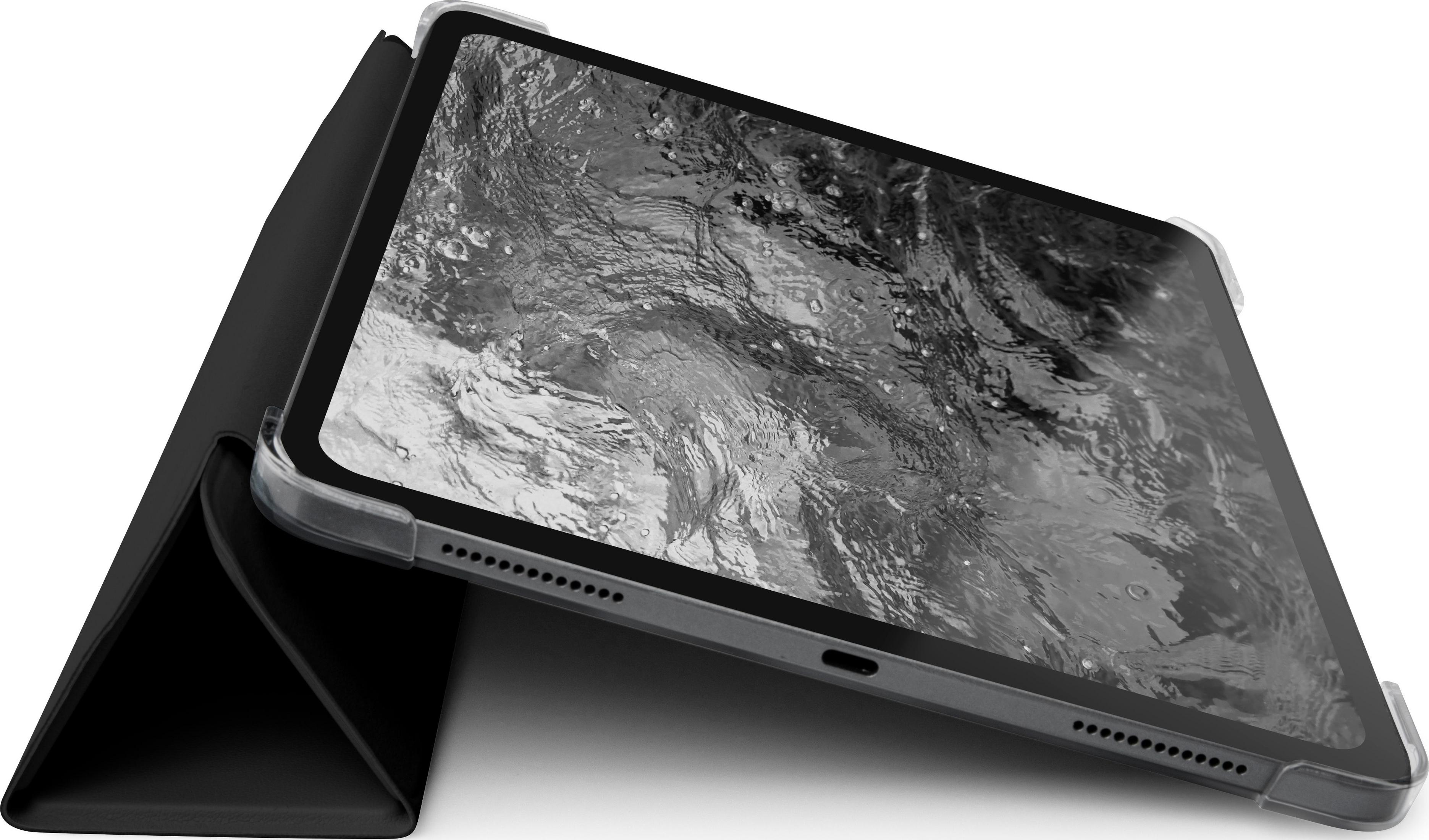 Czarny tablet w przezroczystym etui spoczywa na czarnej podstawie.