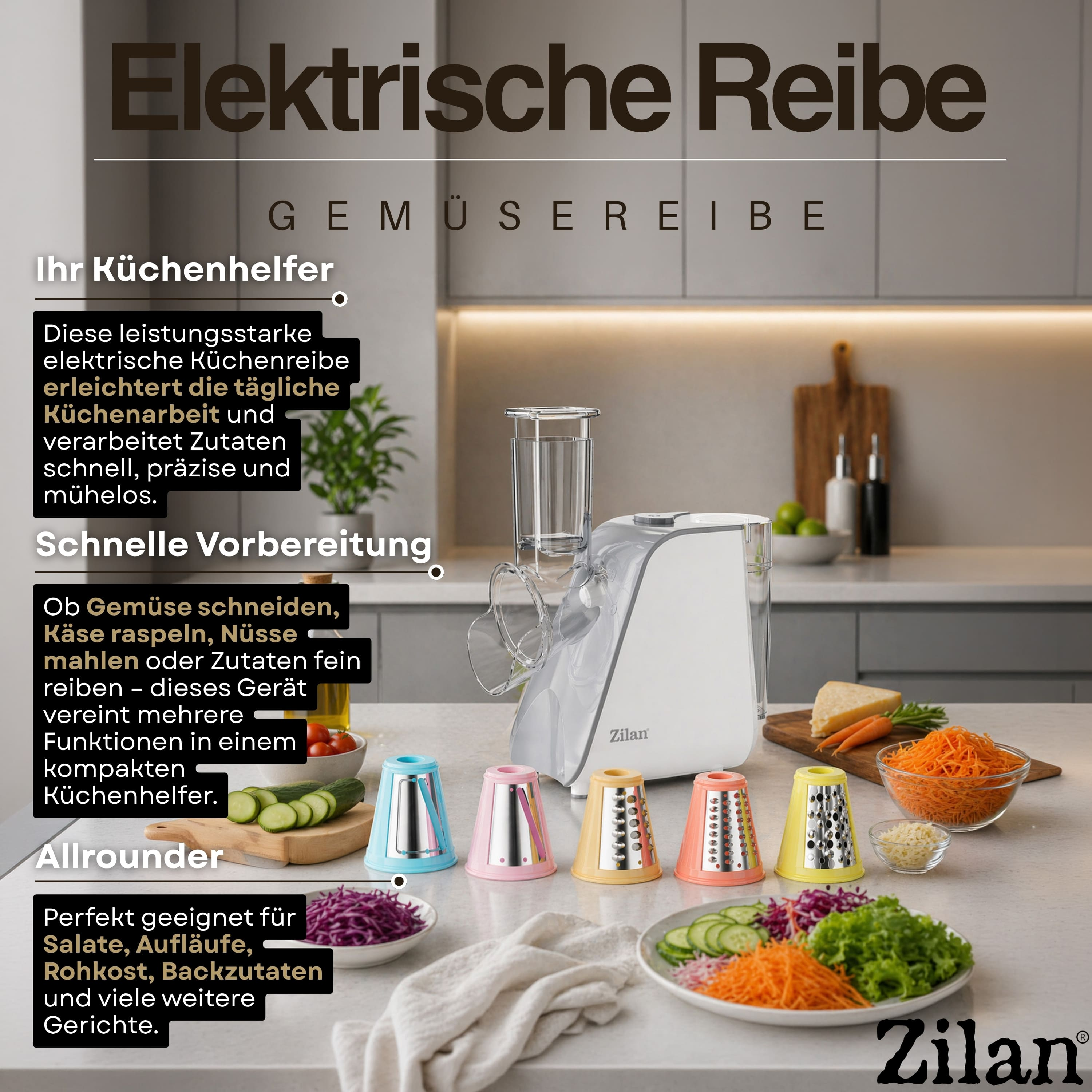 Eine elektrische Küchenreibe mit Zubehör steht auf einer Arbeitsplatte. Daneben sind geschnittenes Gemüse und Käse.