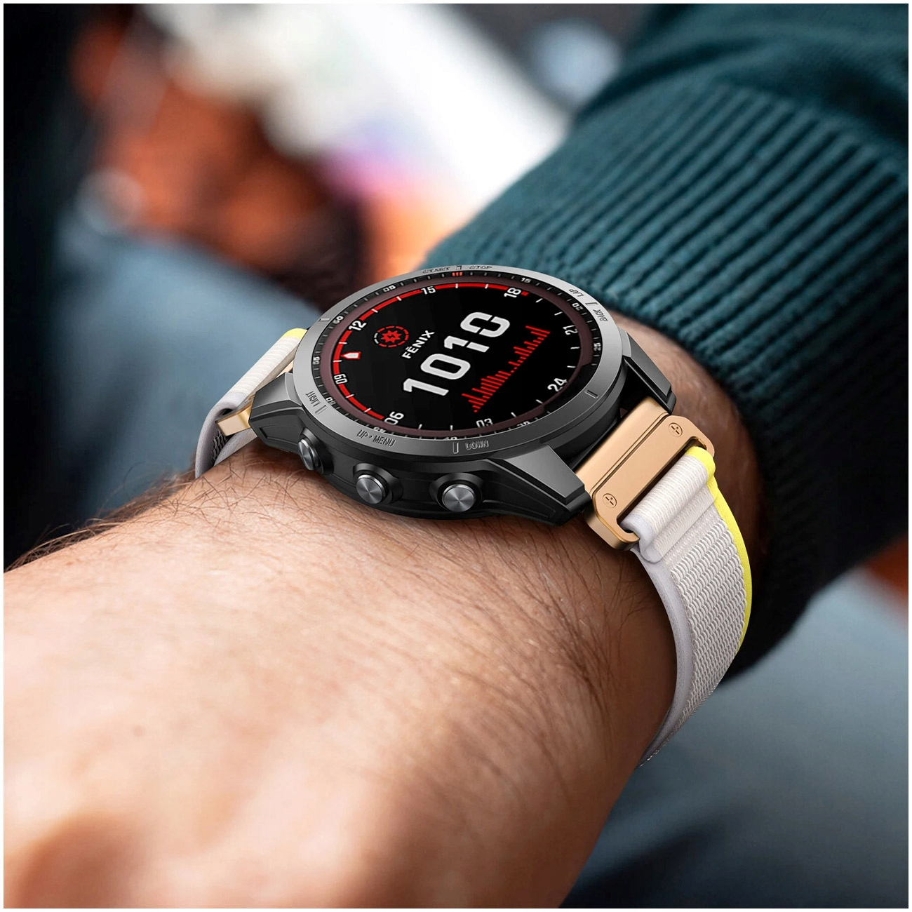 Smartwatch z czarną ramką i czerwonymi akcentami na nadgarstku.
