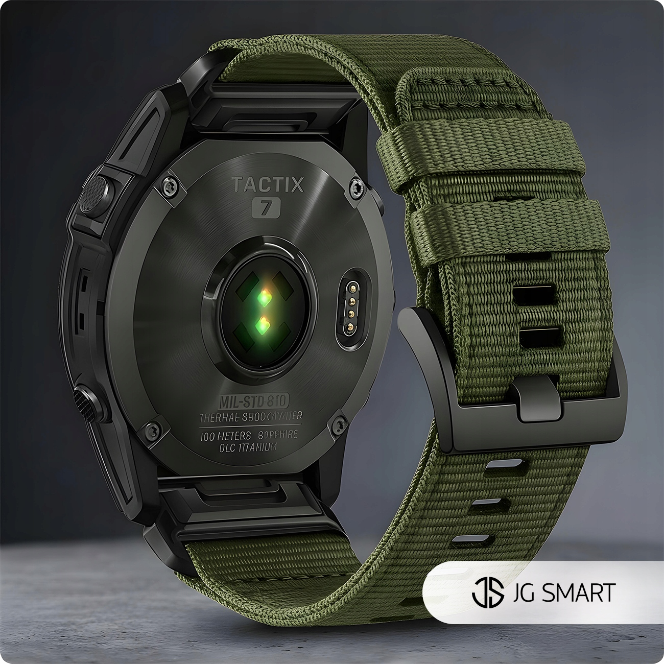 Widok z tyłu smartwatcha Tactix 7 z zielonym paskiem materiałowym i czarną klamrą.