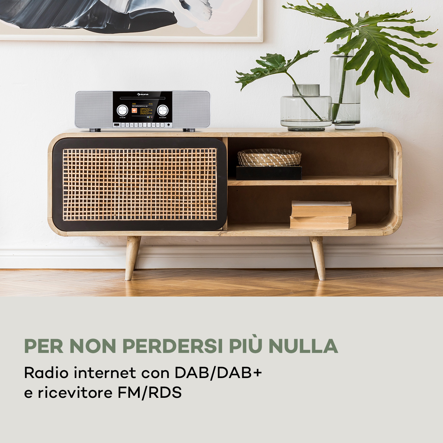 Ein silbernes Internetradio mit DAB/DAB+ und UKW-Empfang steht auf einem Holzschrank.