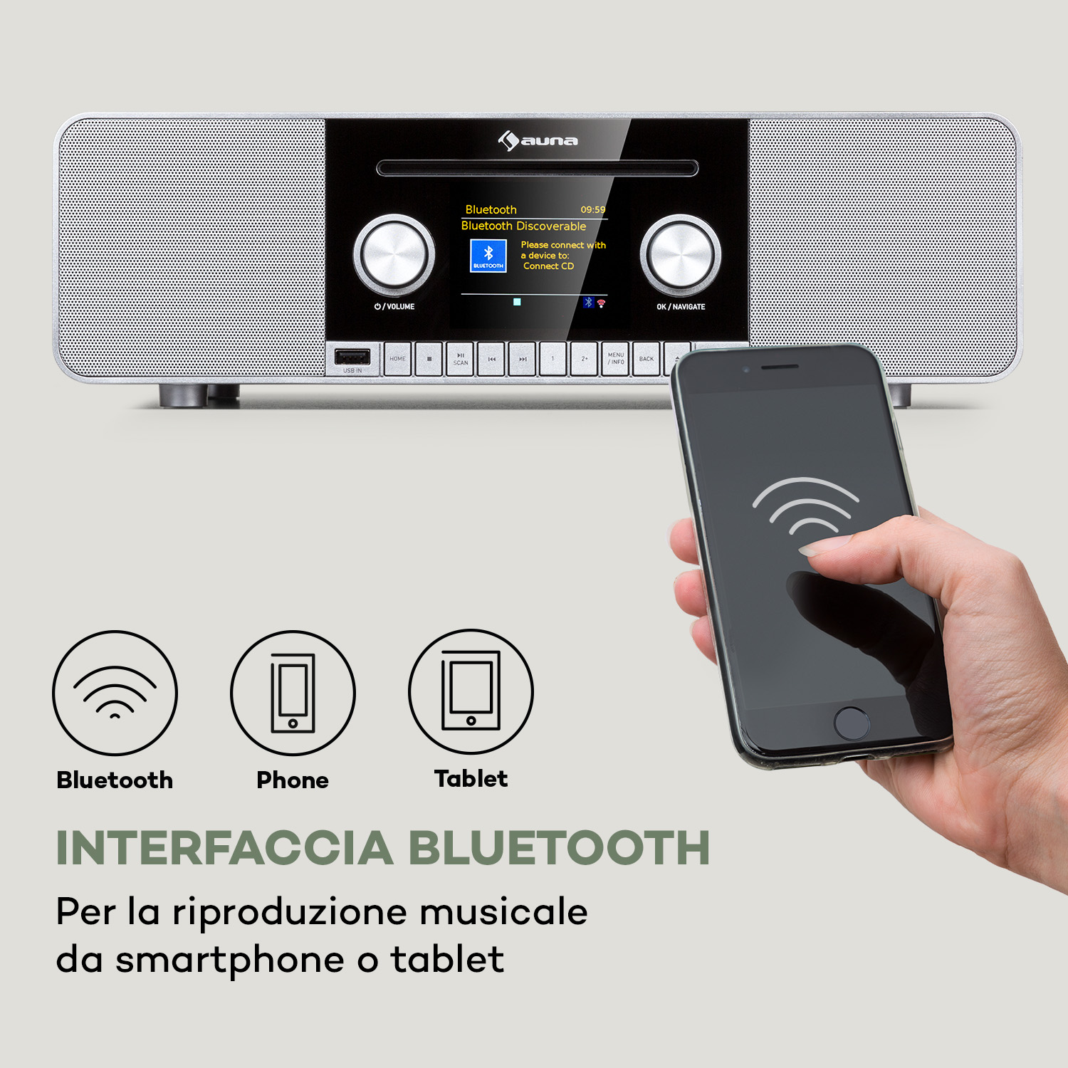 Ein silbernes Radio mit Bluetooth-Anzeige und einer Hand, die ein Smartphone hält.