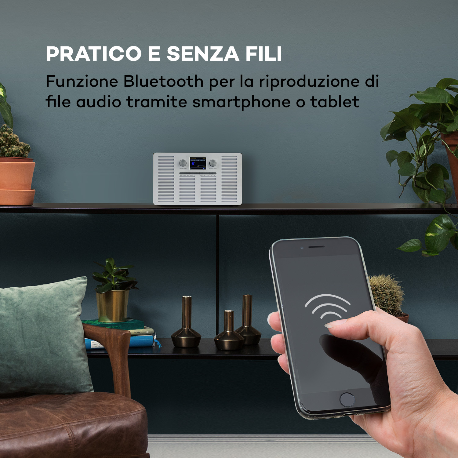 Ein Handy verbindet sich mit einem weißen Radio über Bluetooth, um Musik abzuspielen.