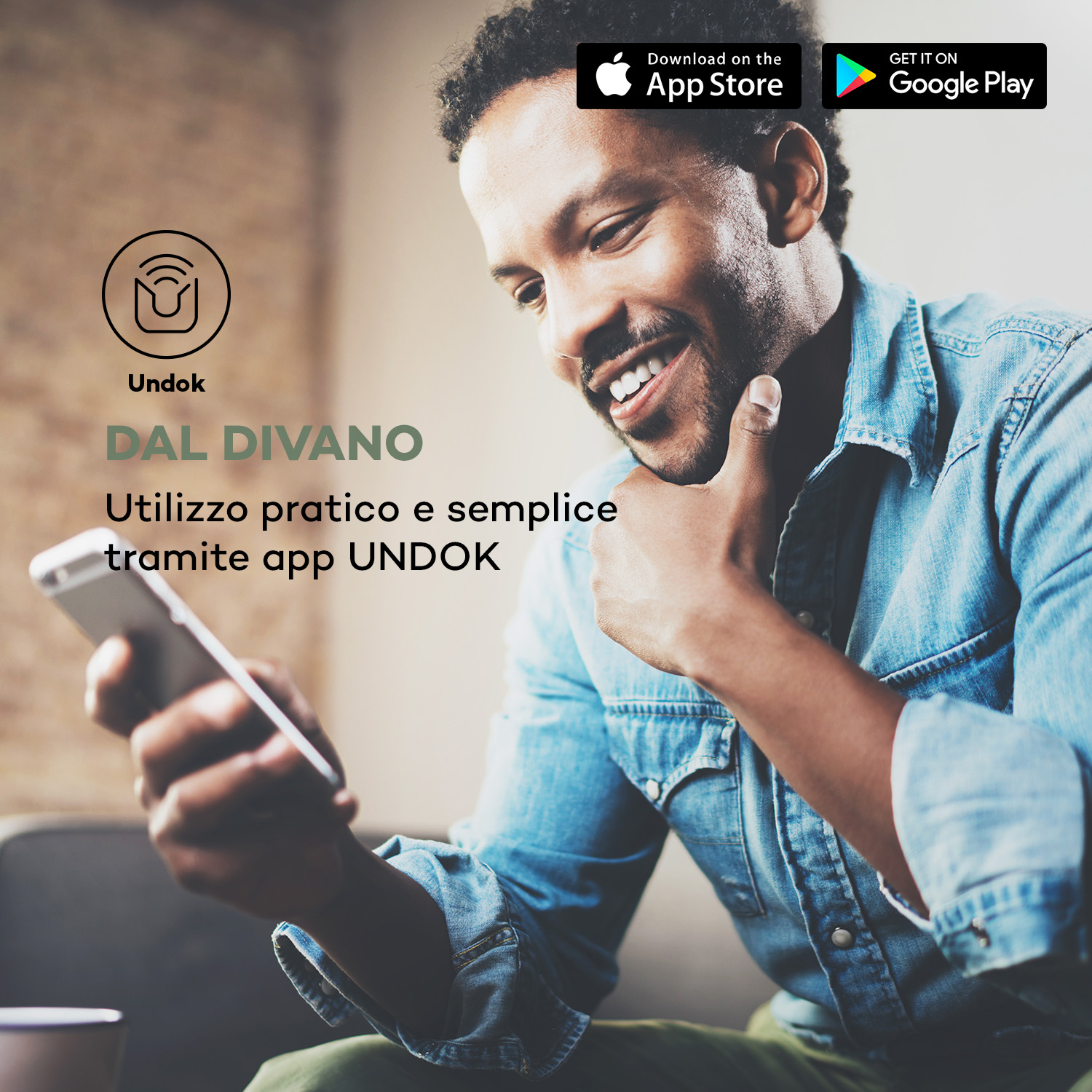 Ein Mann hält ein Smartphone und lächelt. App-Symbole sind sichtbar.