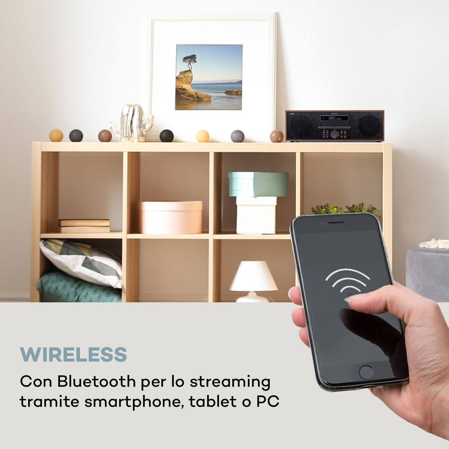 Ein Smartphone hält eine Hand, das WLAN-Symbol wird angezeigt. Ein Regal mit Deko und einem Radio ist im Hintergrund.
