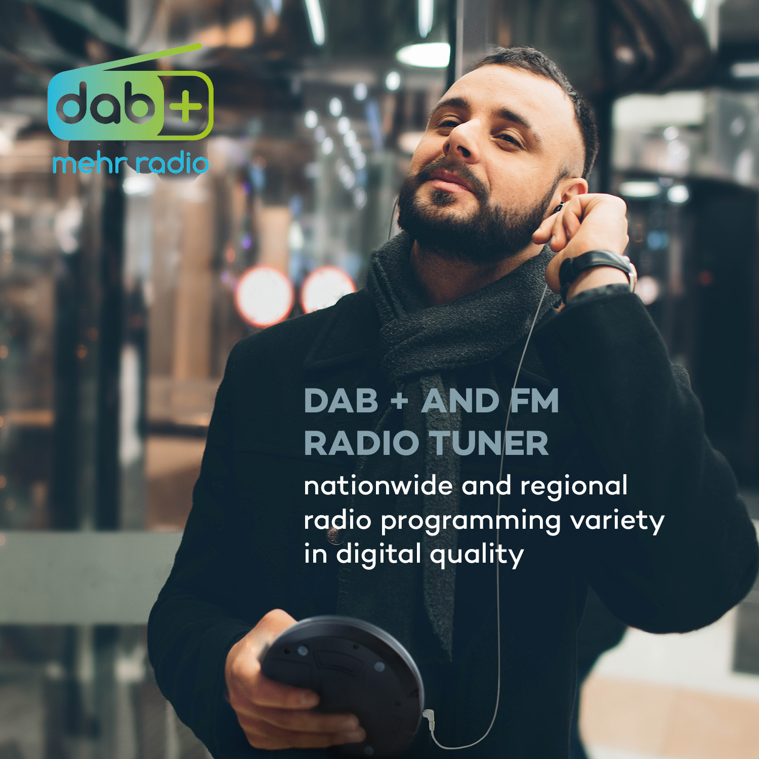 Mann mit Kopfhörern hört DAB+ Radio. Text: DAB + AND FM RADIO TUNER.