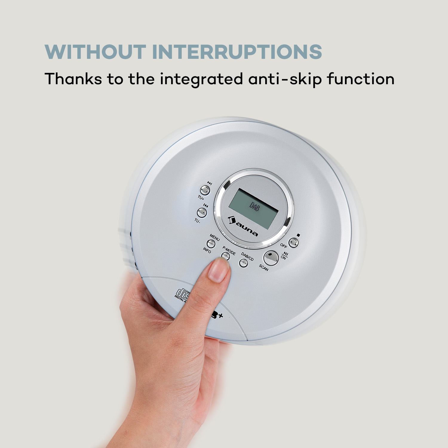 Hand hält einen tragbaren CD-Player mit DAB-Funktion und vielen Tasten.