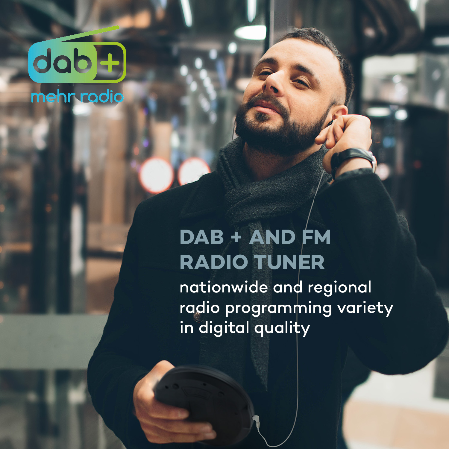 Mann mit Kopfhörern hält DAB+ Radio, mit Text zu nationaler und regionaler Programmvielfalt.