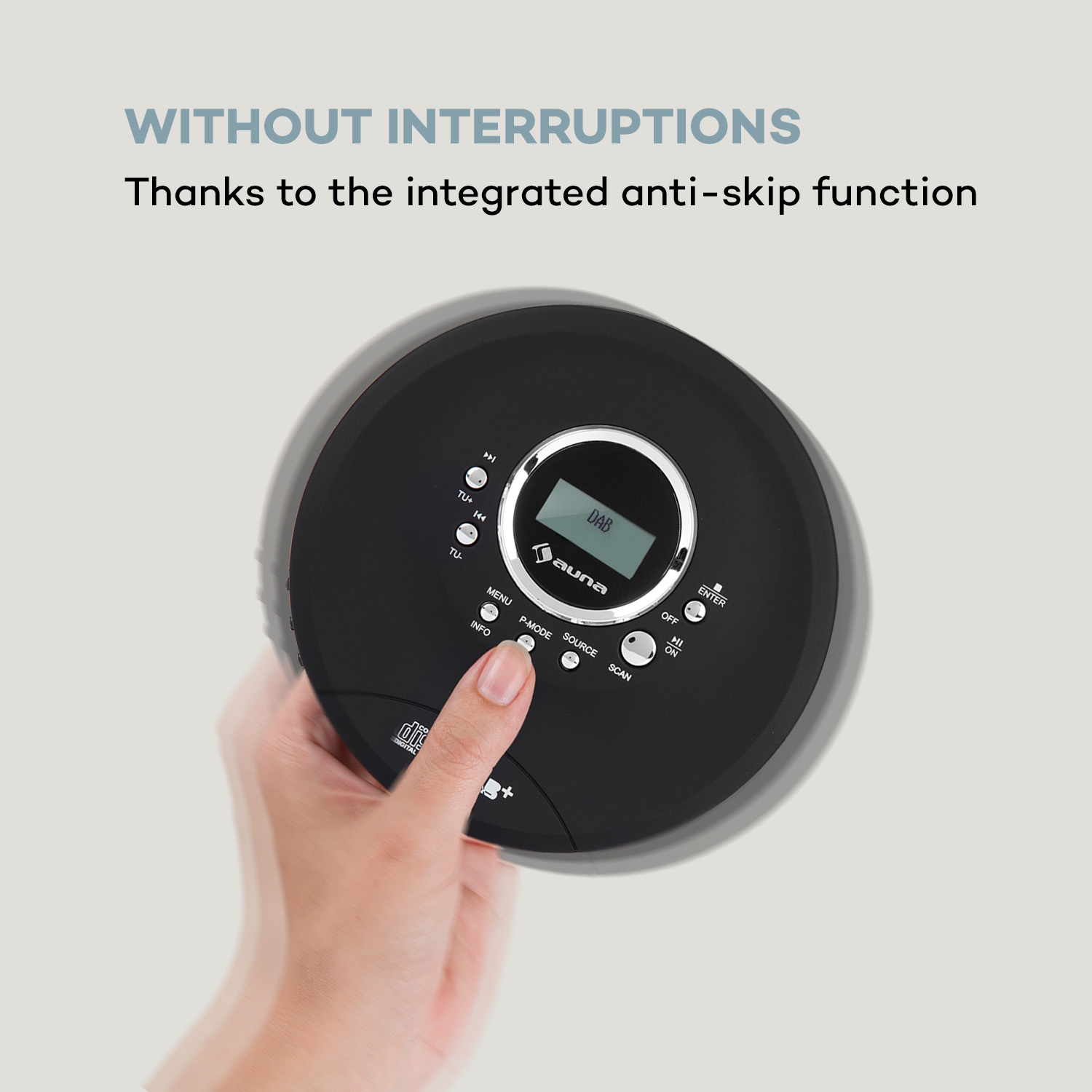 Eine Hand hält einen schwarzen tragbaren CD-Player mit DAB-Funktion.