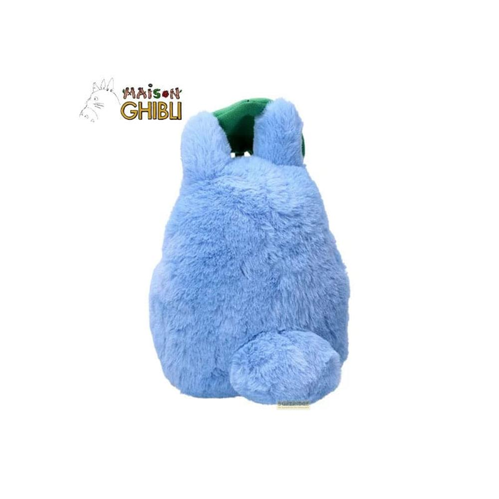 Une peluche Totoro bleu clair et moelleuse avec des oreilles vertes est présentée sur fond blanc.