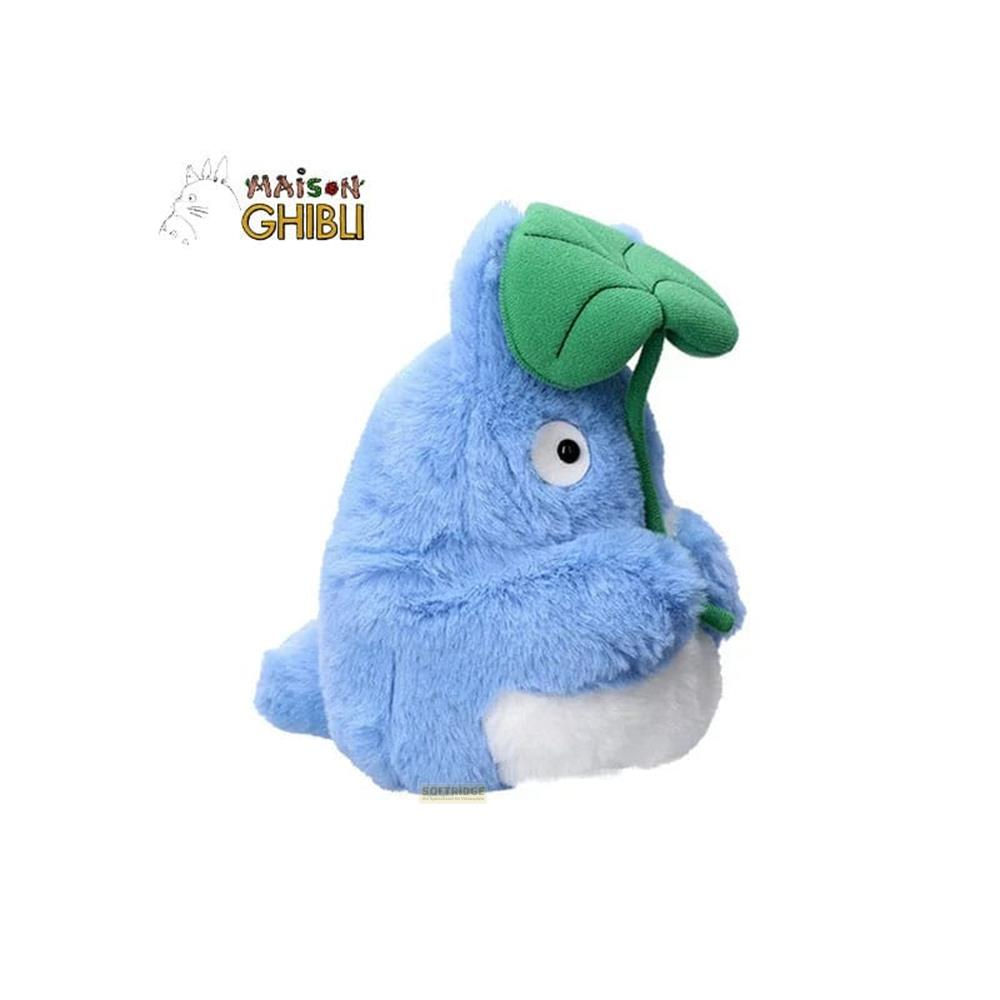 Un Totoro bleu en peluche tenant une feuille verte sur sa tête.