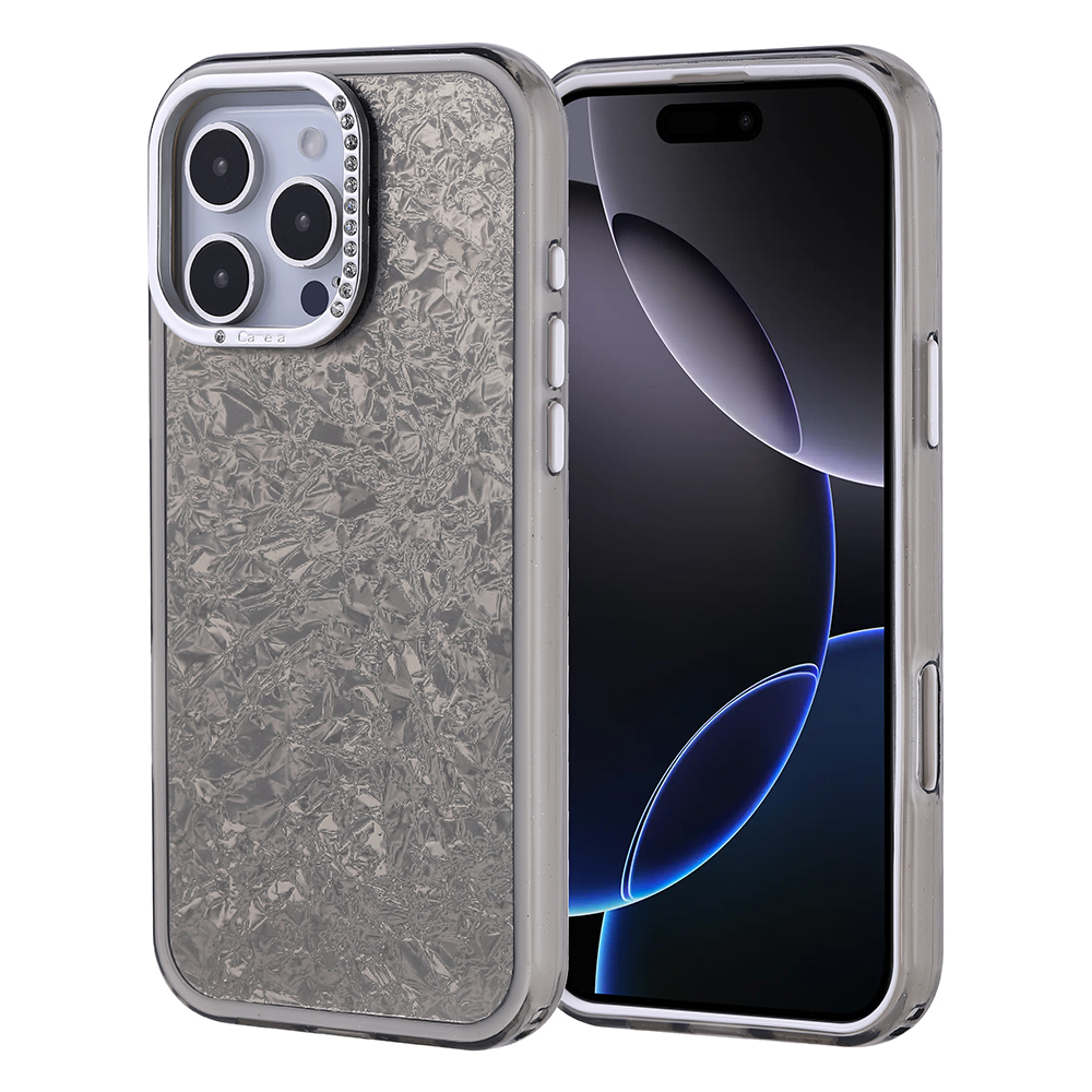 Doku kaplamalı arka ve kamera koruyuculu gümüş iPhone kılıfı.