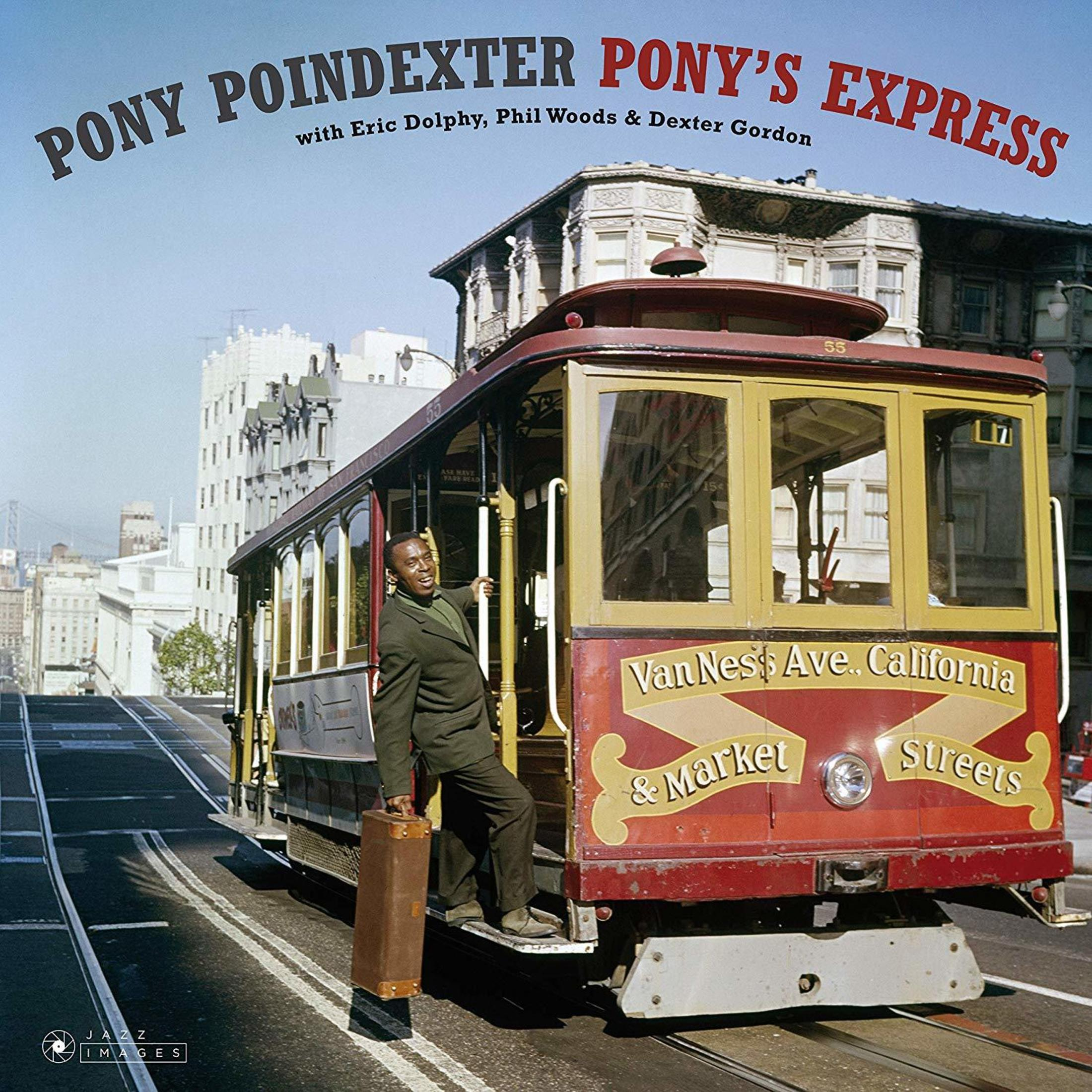 Een man stapt in een tram met opschrift 'Van Ness Ave., California & Market Streets'.