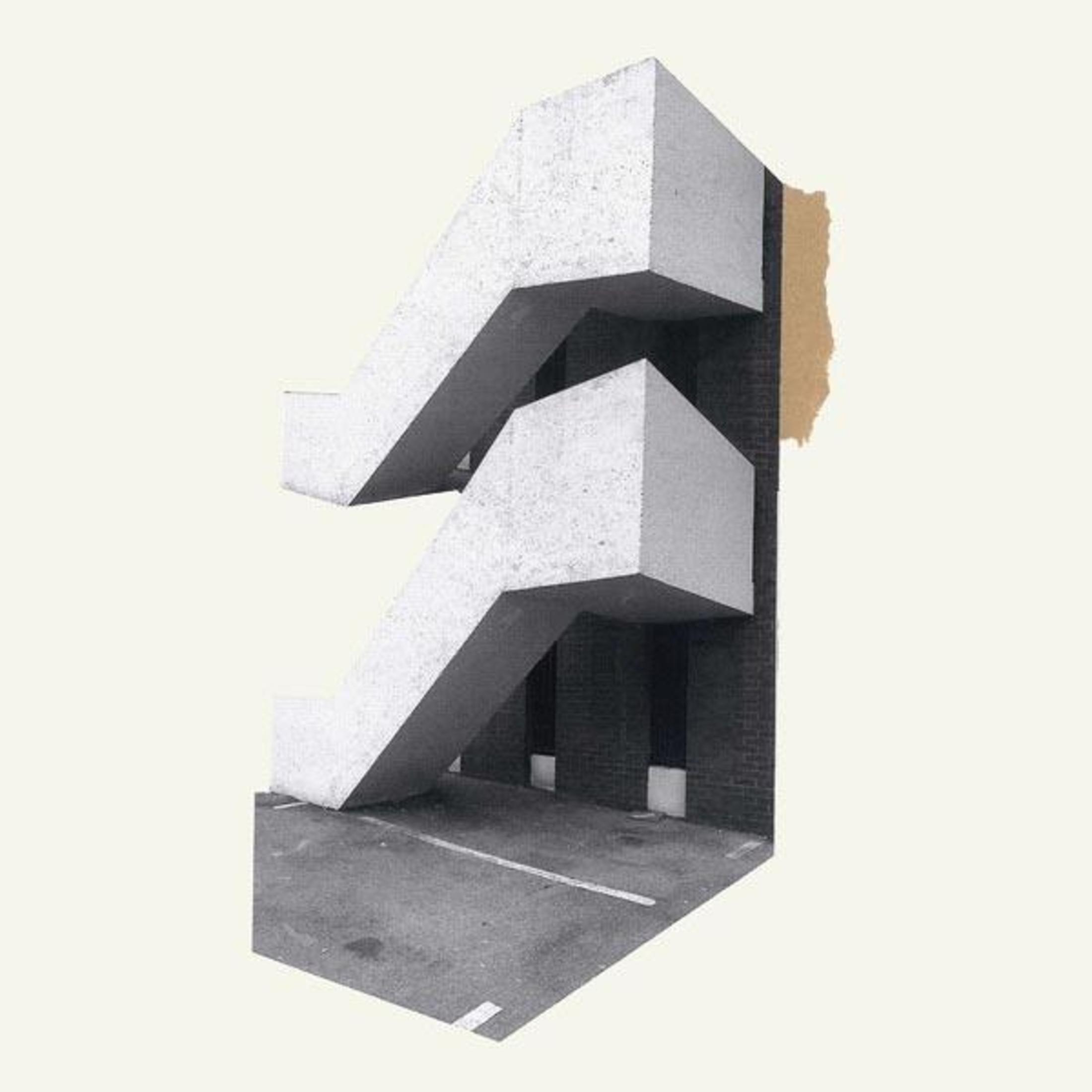 Betonnen trappen voor een bakstenen muur, naast een parkeerplaats.
