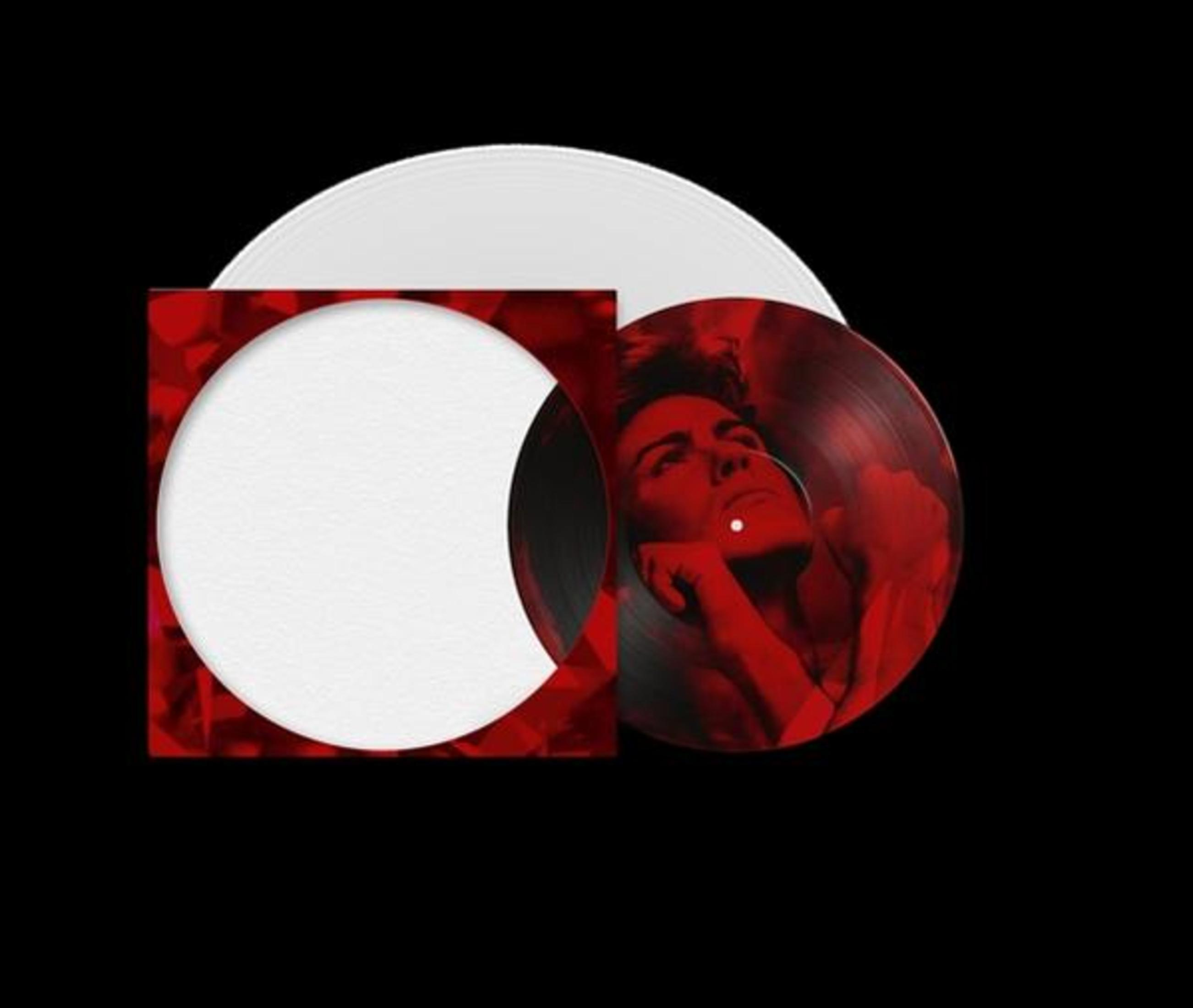 Un disco de vinilo rojo con retrato yace sobre un disco de vinilo blanco.