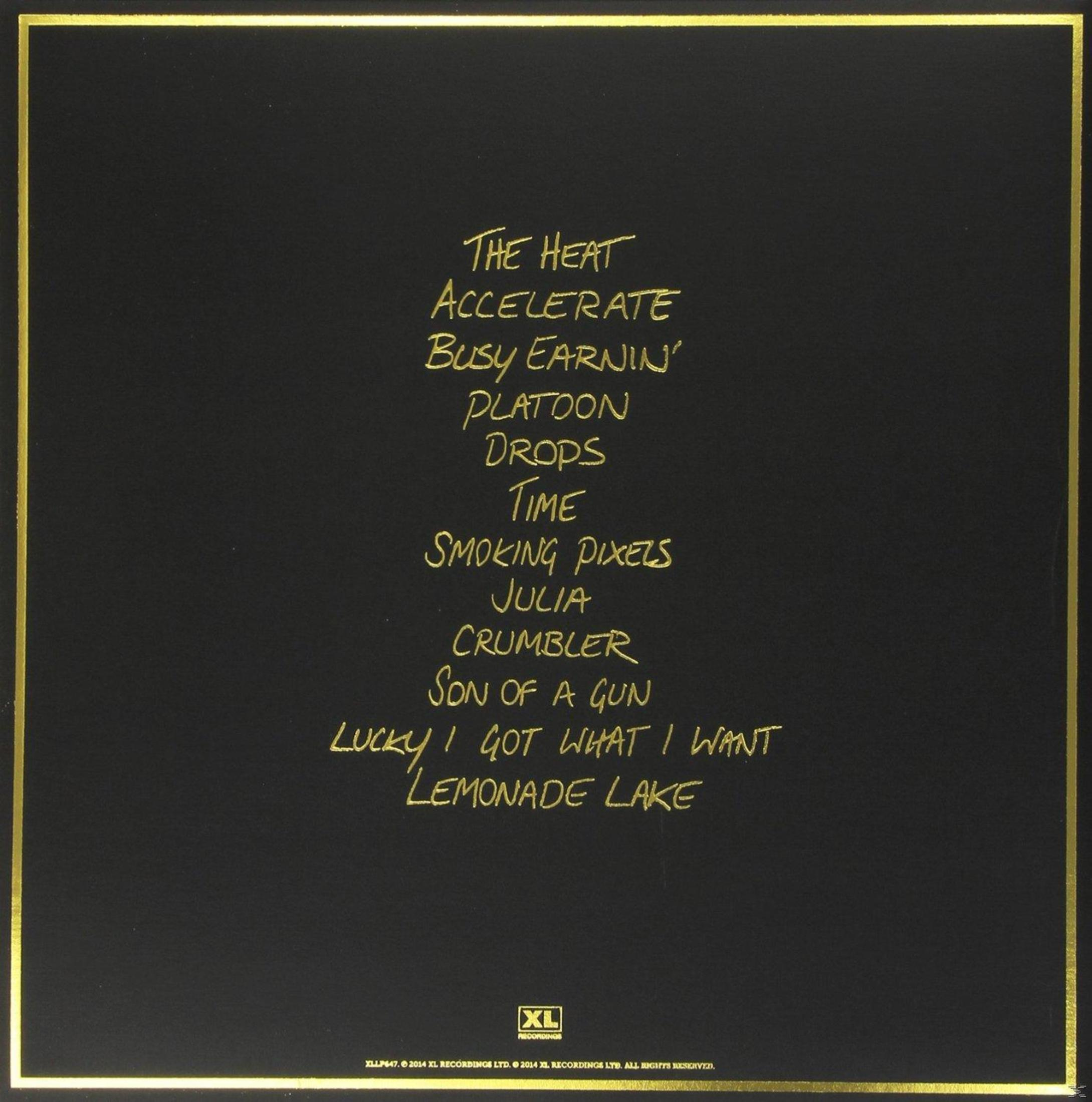 Gouden tekst op zwarte achtergrond: Songlist en XL Recordings logo.