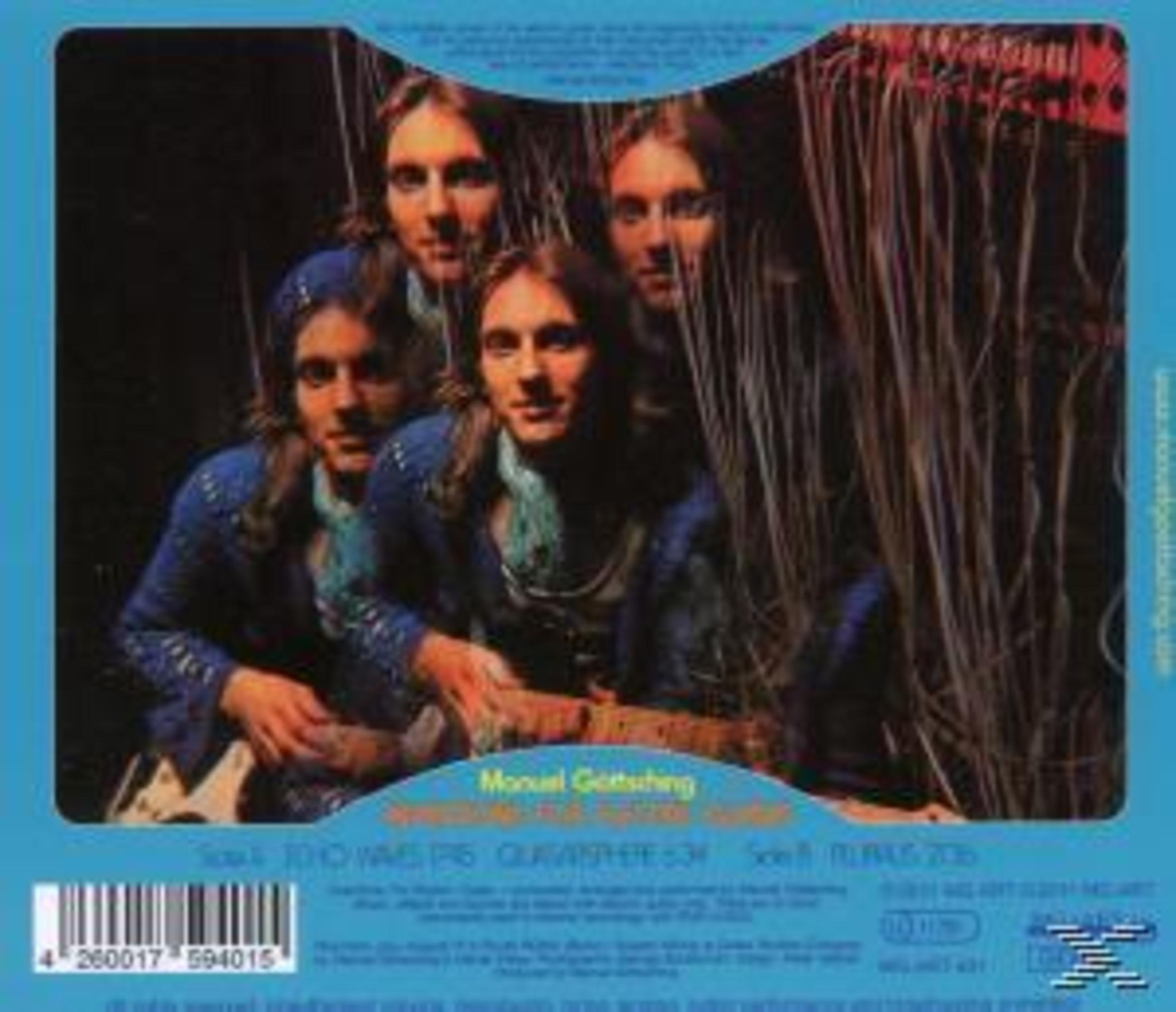 Vier mannen in blauwe jassen en sjaals poseren, één speelt gitaar.